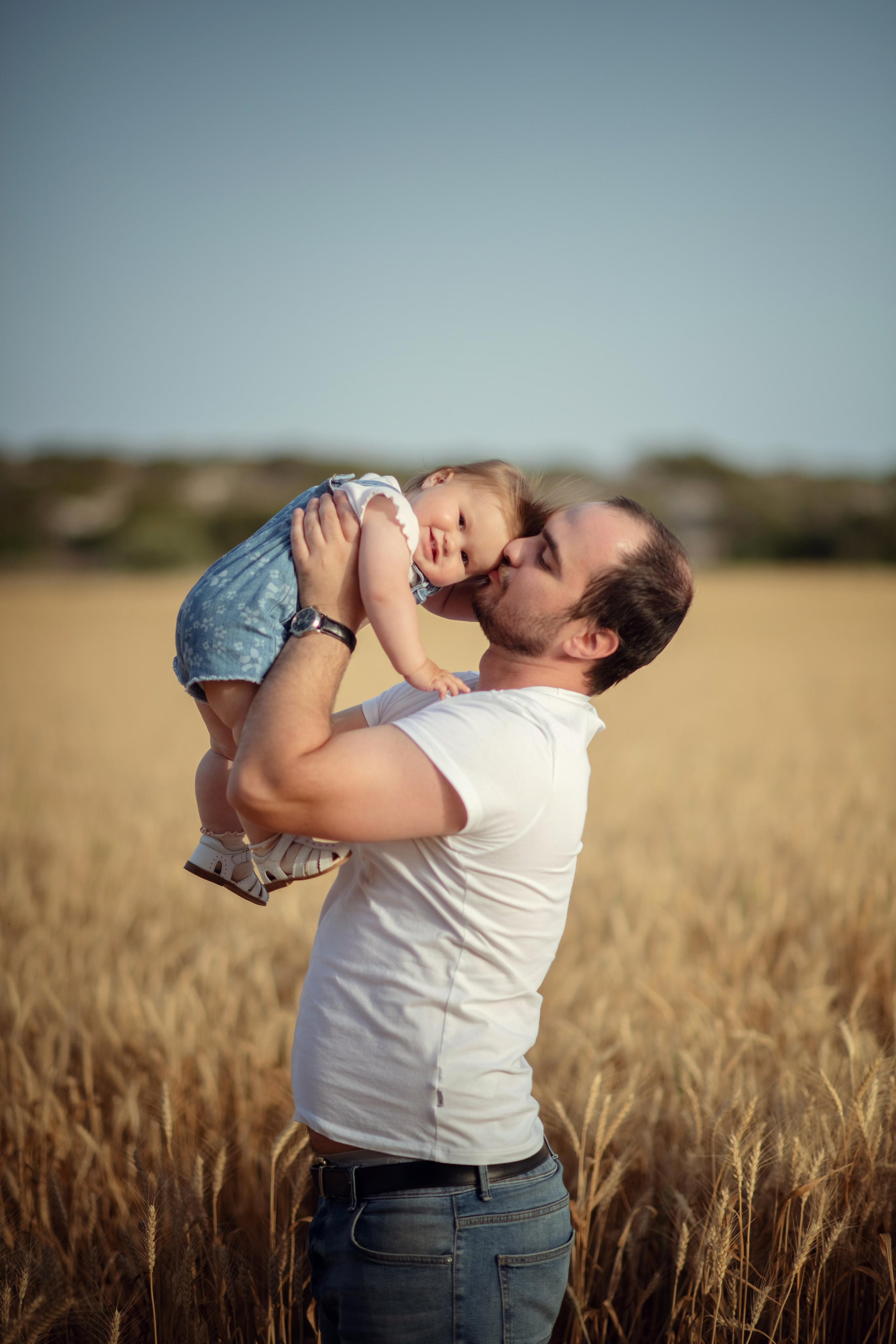 У большого дерева. Фотограф на Кипре