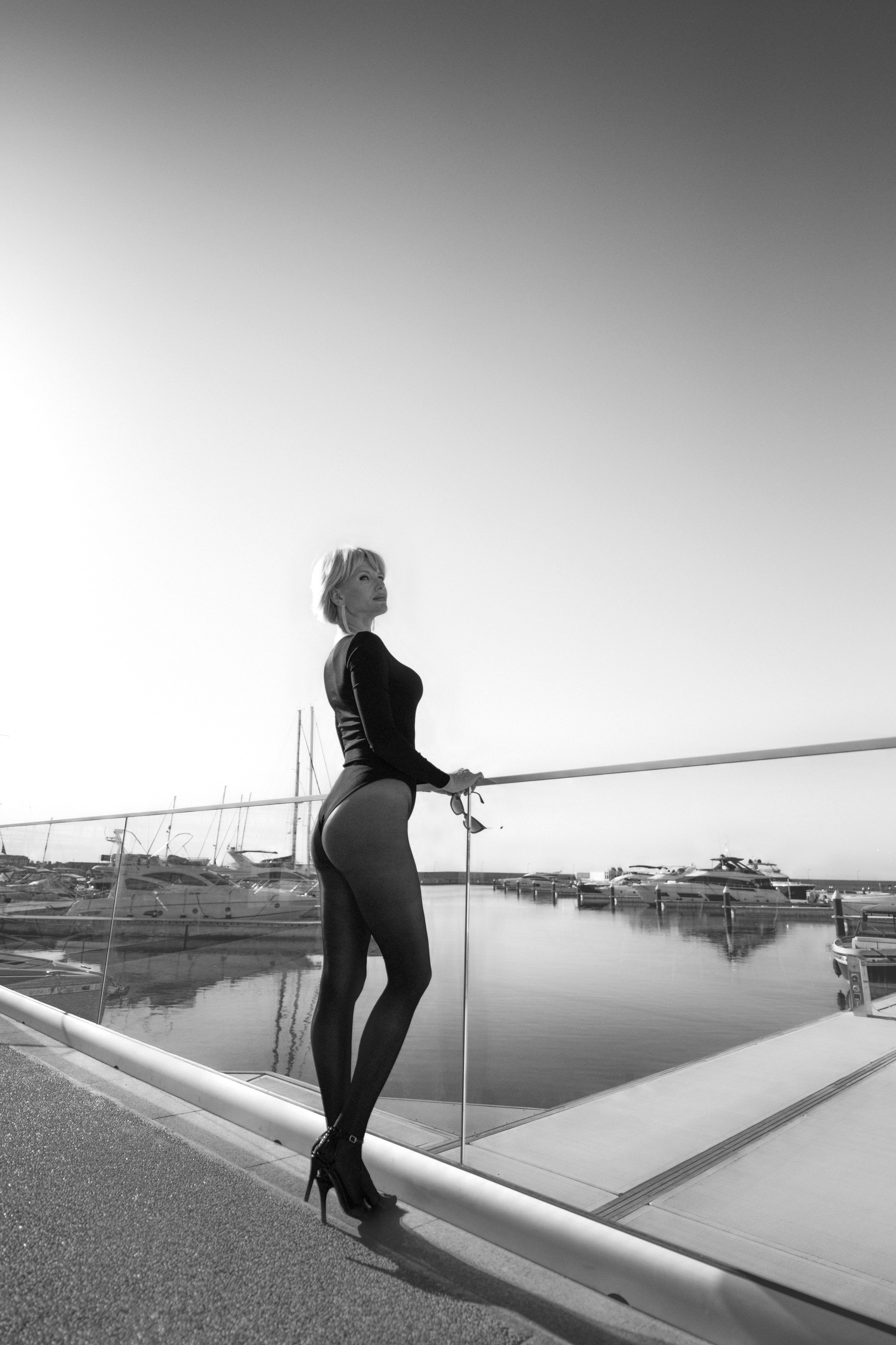 Ч\Б съемка в порту Айя Напы. Фотограф на Кипре