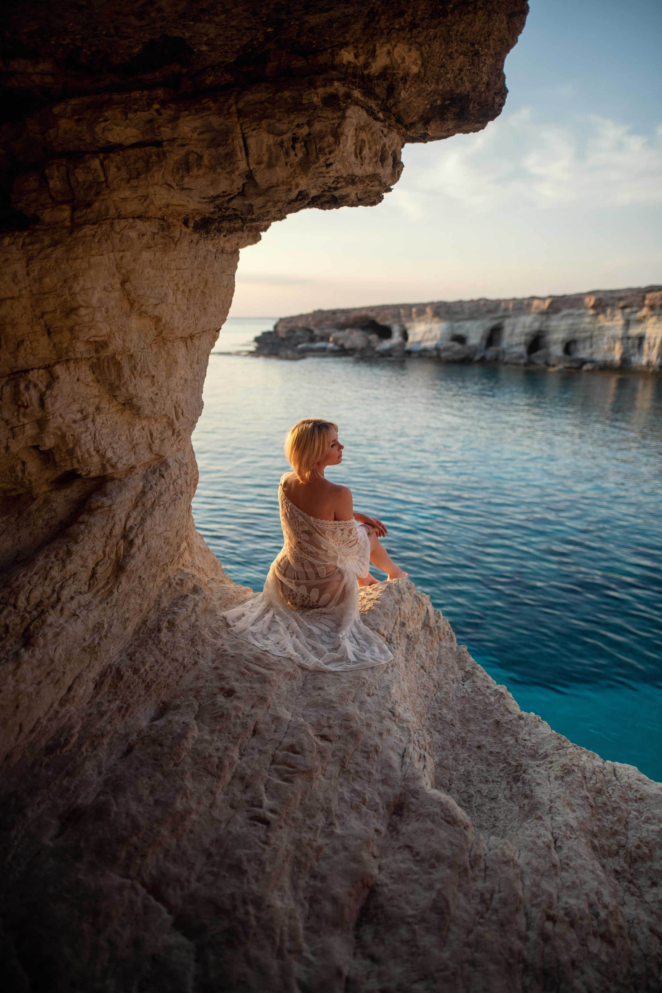 Закат на морских скалах. Фотограф на Кипре