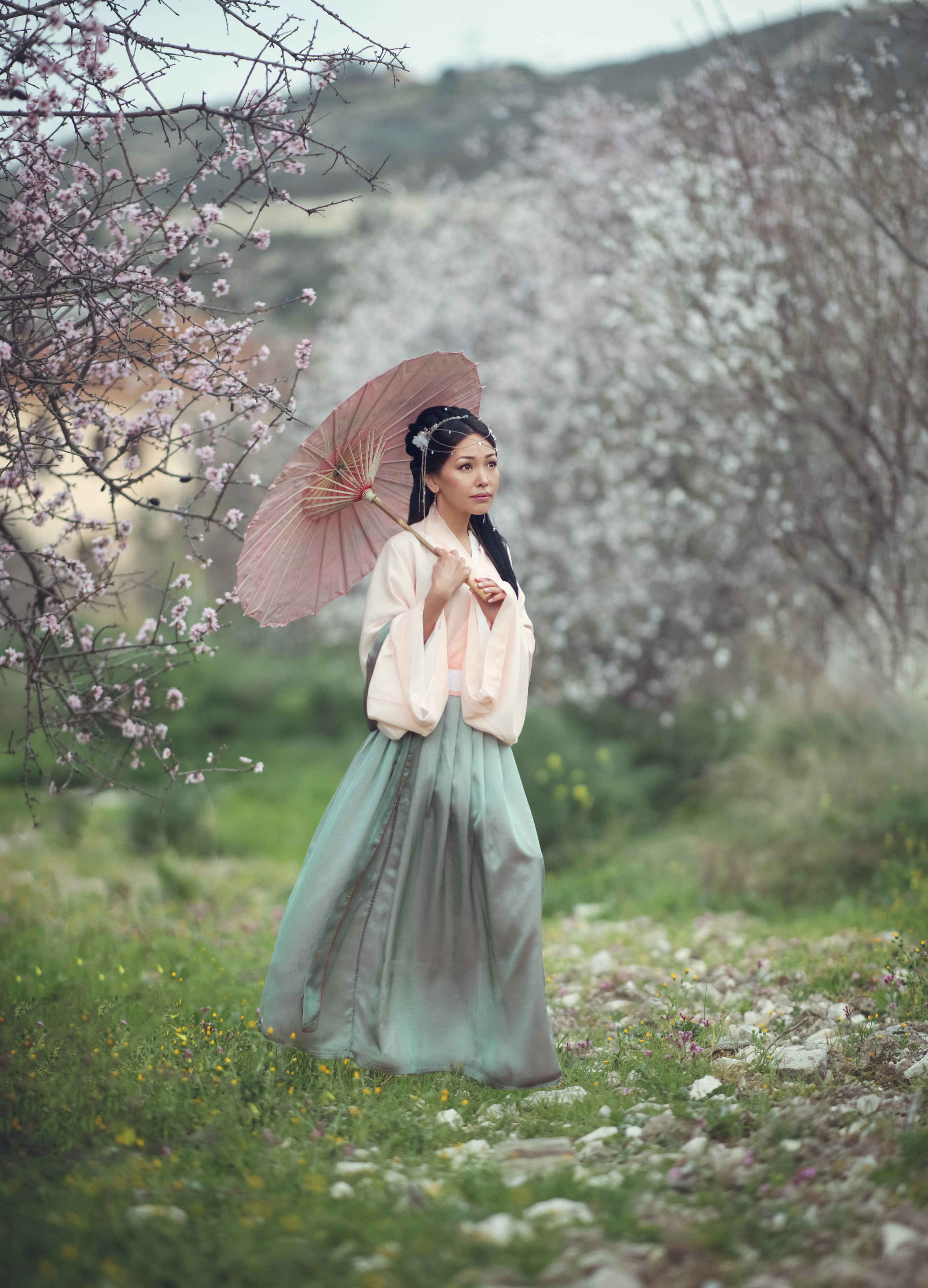 Гейша в цветении миндаля. Фотограф на Кипре