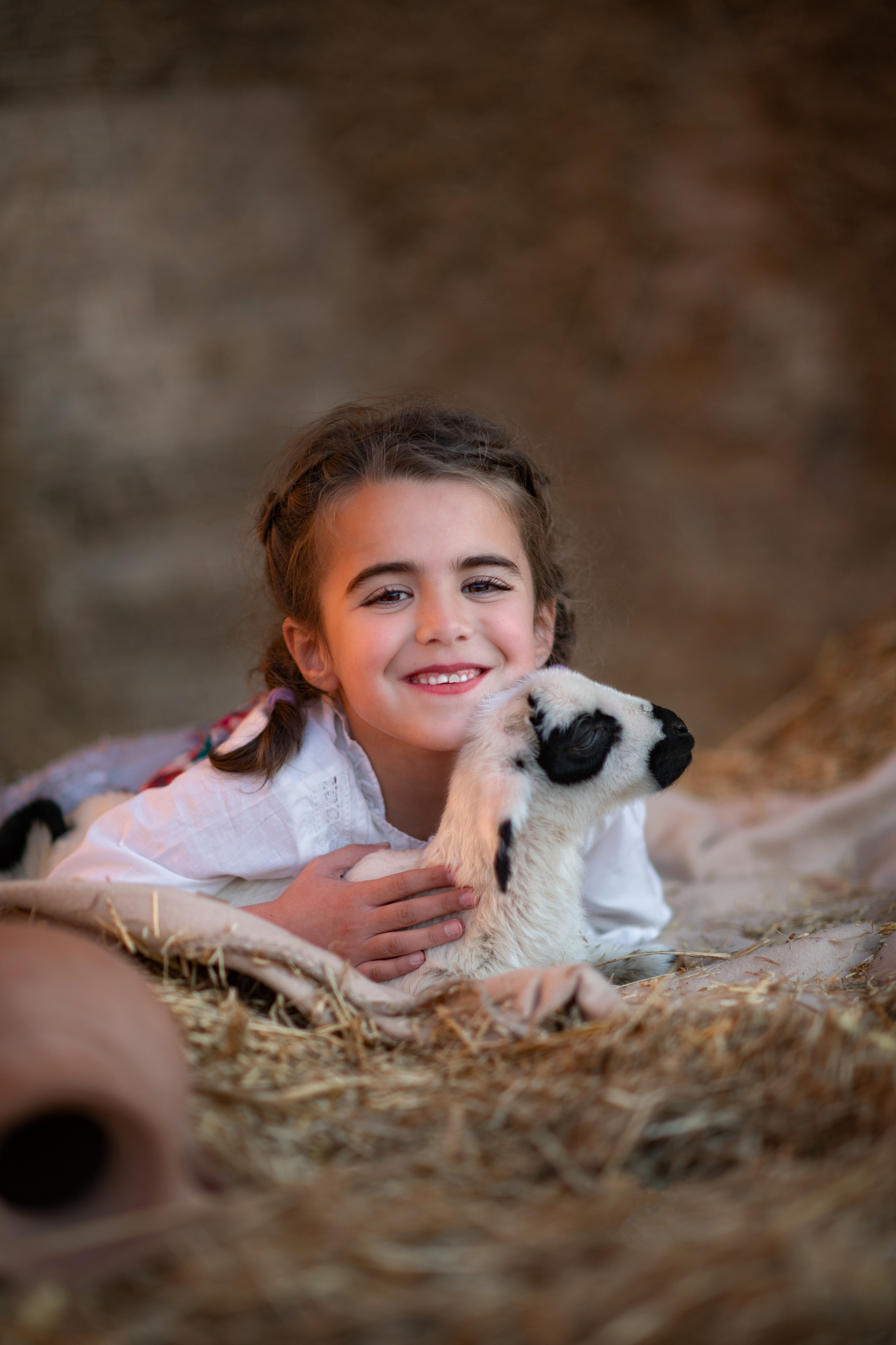 Сестрички с овечкой. Фотограф на Кипре