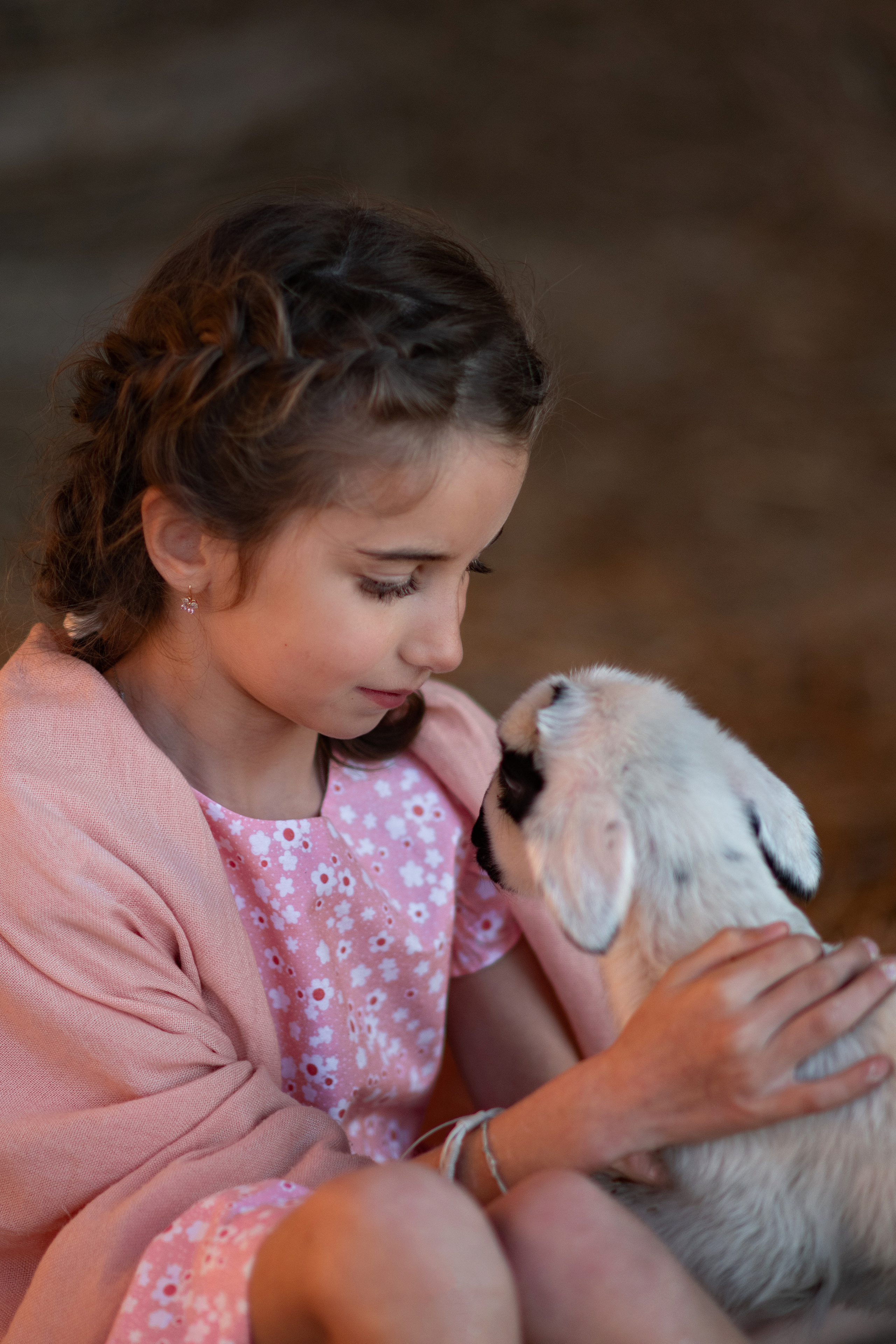 Сестрички с овечкой. Фотограф на Кипре