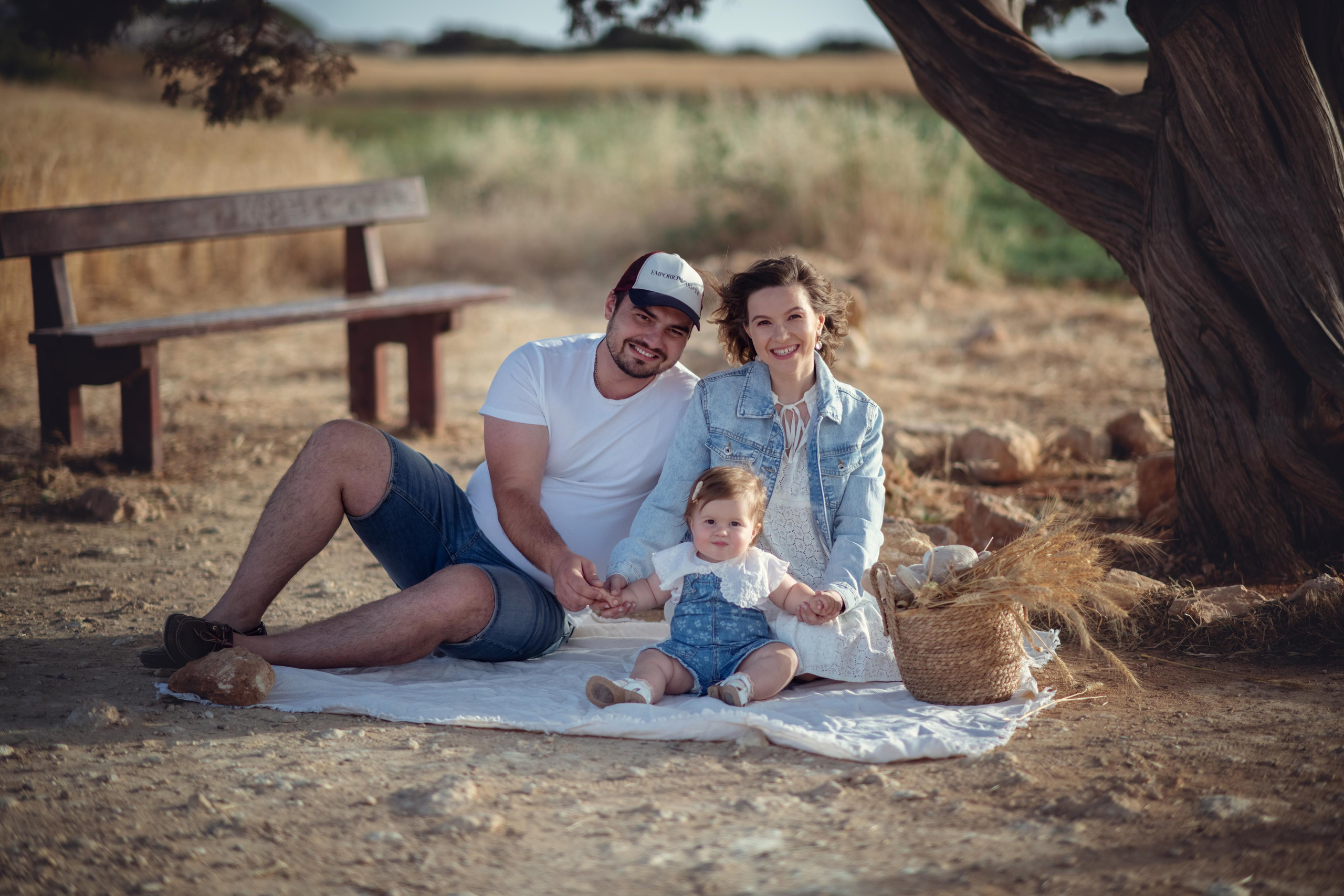 У большого дерева. Фотограф на Кипре