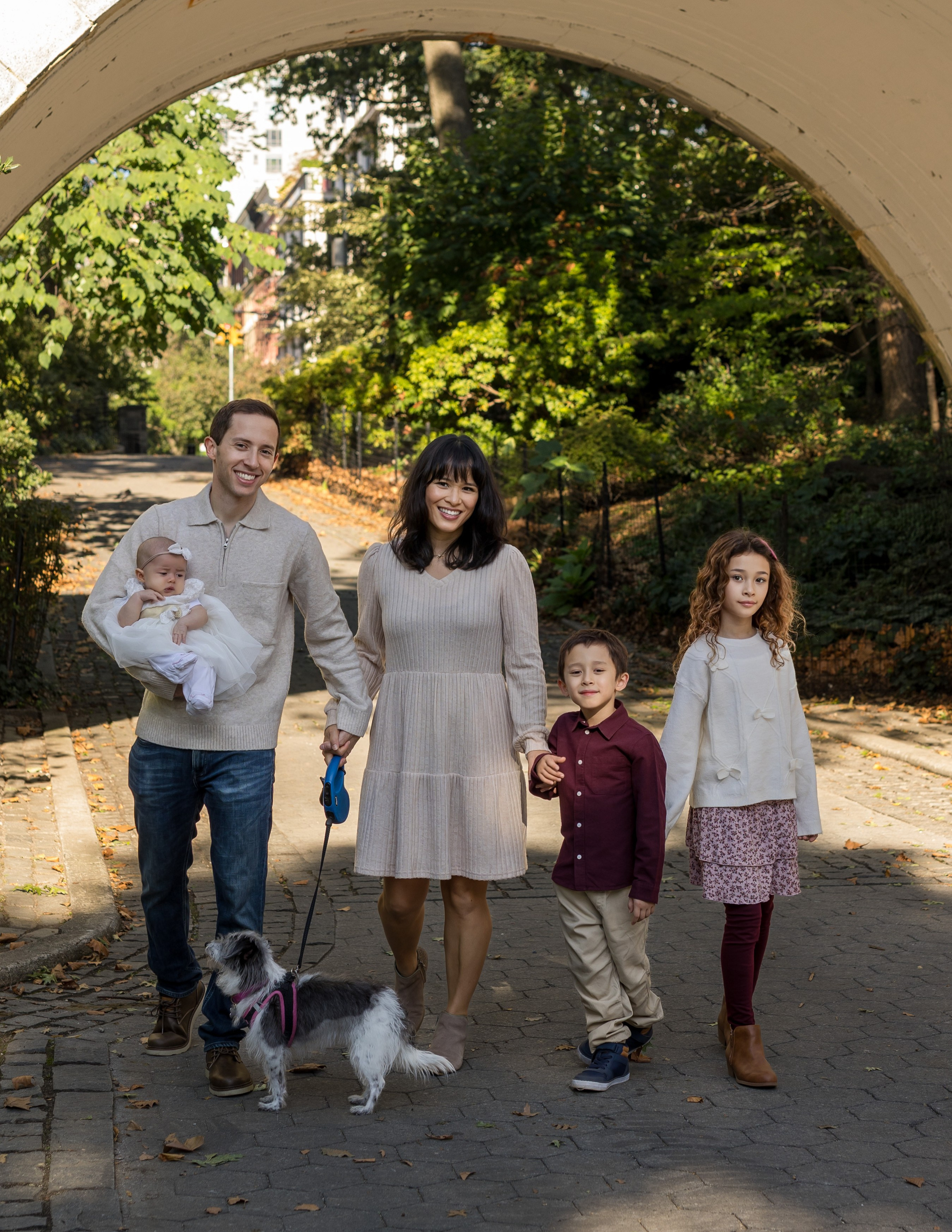 Family photoshoot in Carl Schurz Park. Family, lifestyle, and commercial photography in New York and New Jersey
