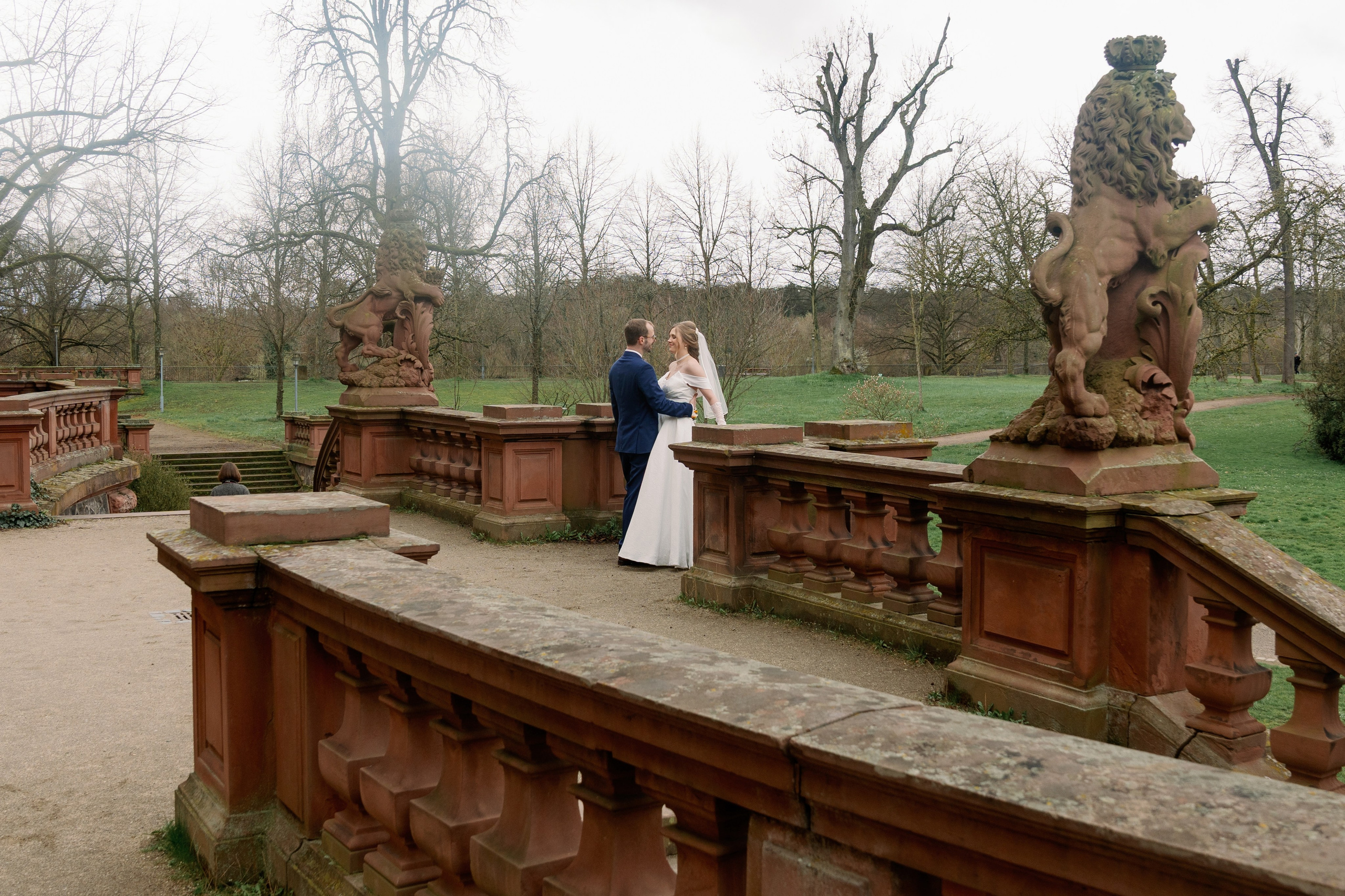 Hochzeitspaar vor dem historischen Schloss in Hanau