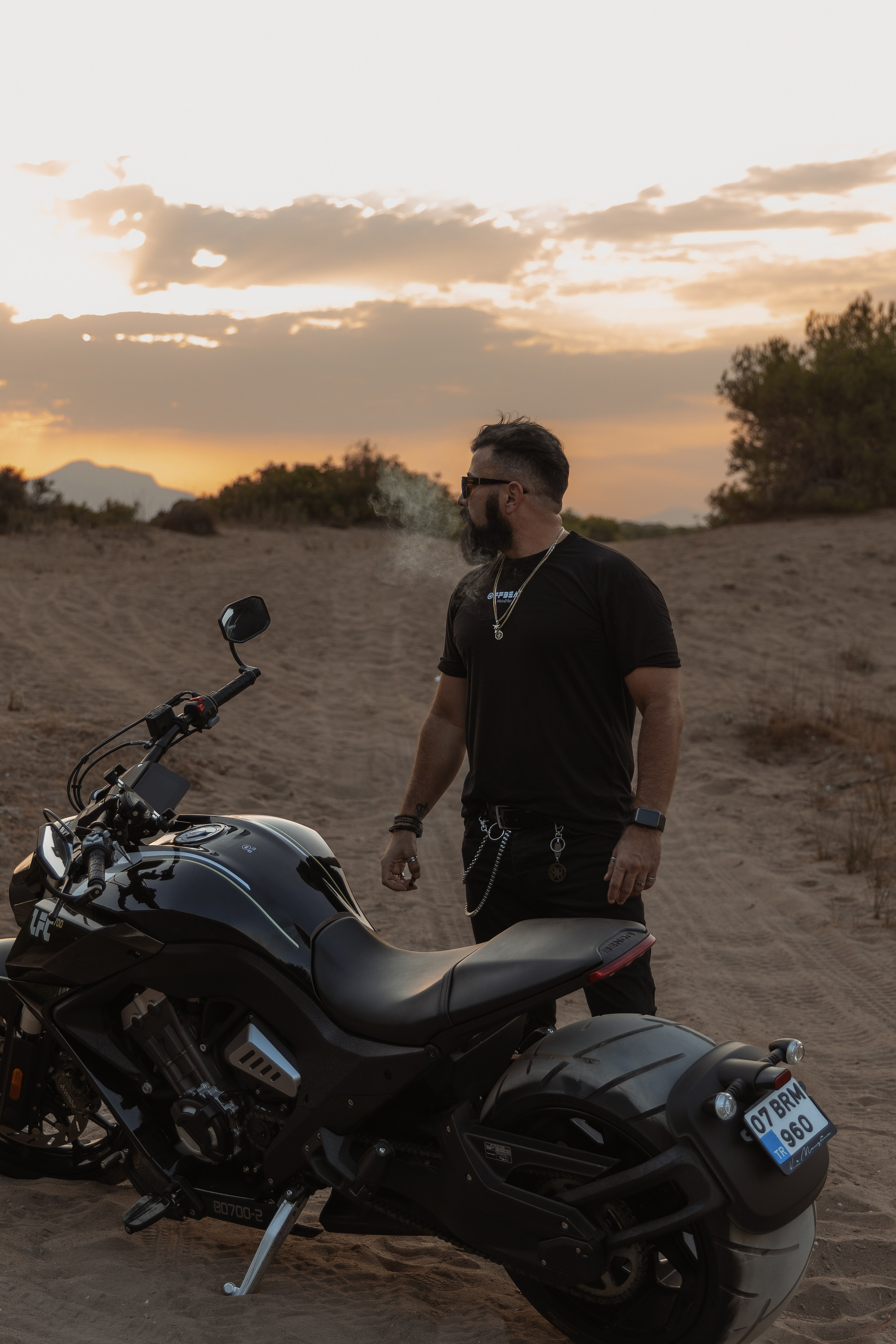 Мужская фотосессия в Анталии. Фотосессия для мужчин. Фото с мотиком. Мужская фотосессия в Анталии. Мужская фотосессия в Турции.