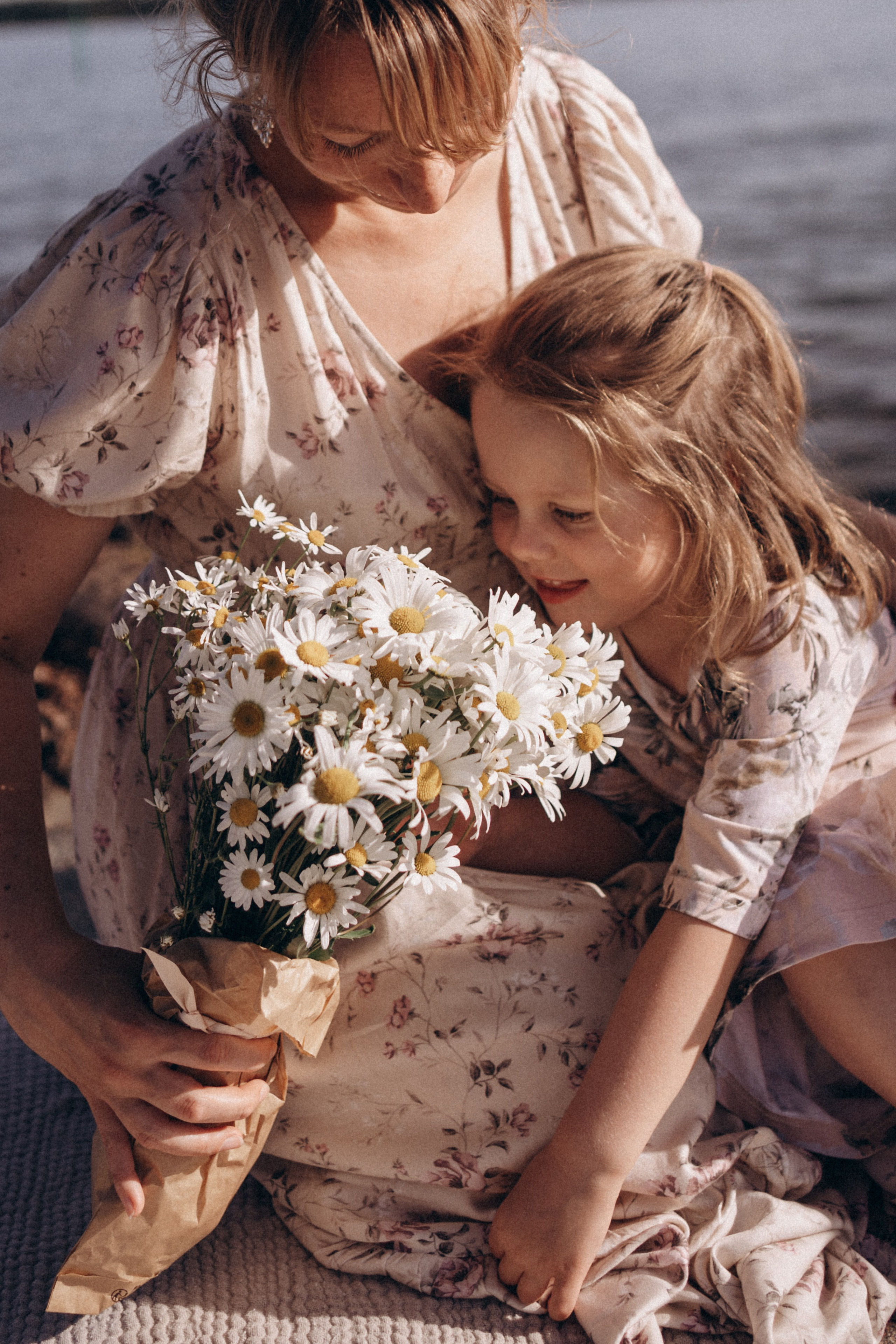 Sunny day on the cliffs. Family photographer in Helsinki, Victoria Guadagno