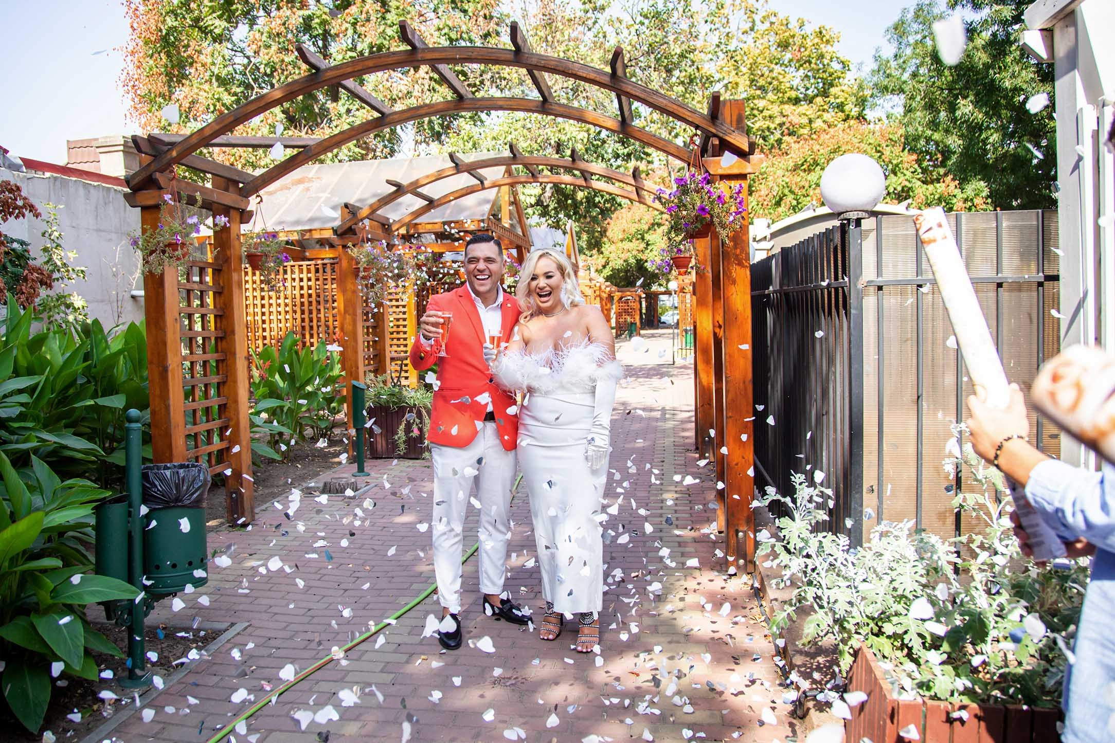 Mirii după ceremonia civilă, în ploaie de confetti