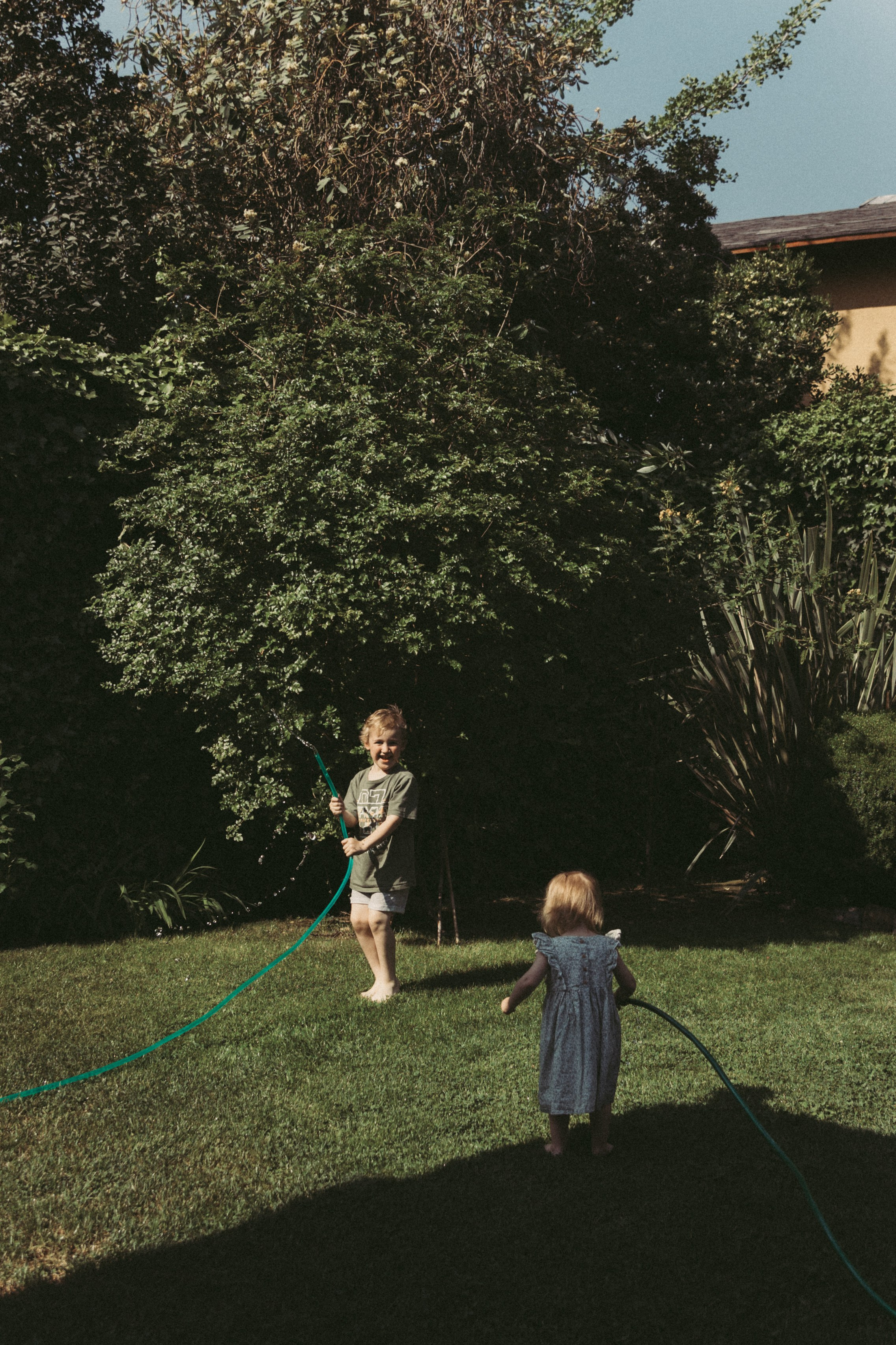 Sesión de fotos familiar en casa — Momentos reales y acogedores. Photographer in Santiago, Chile Anna Almazova