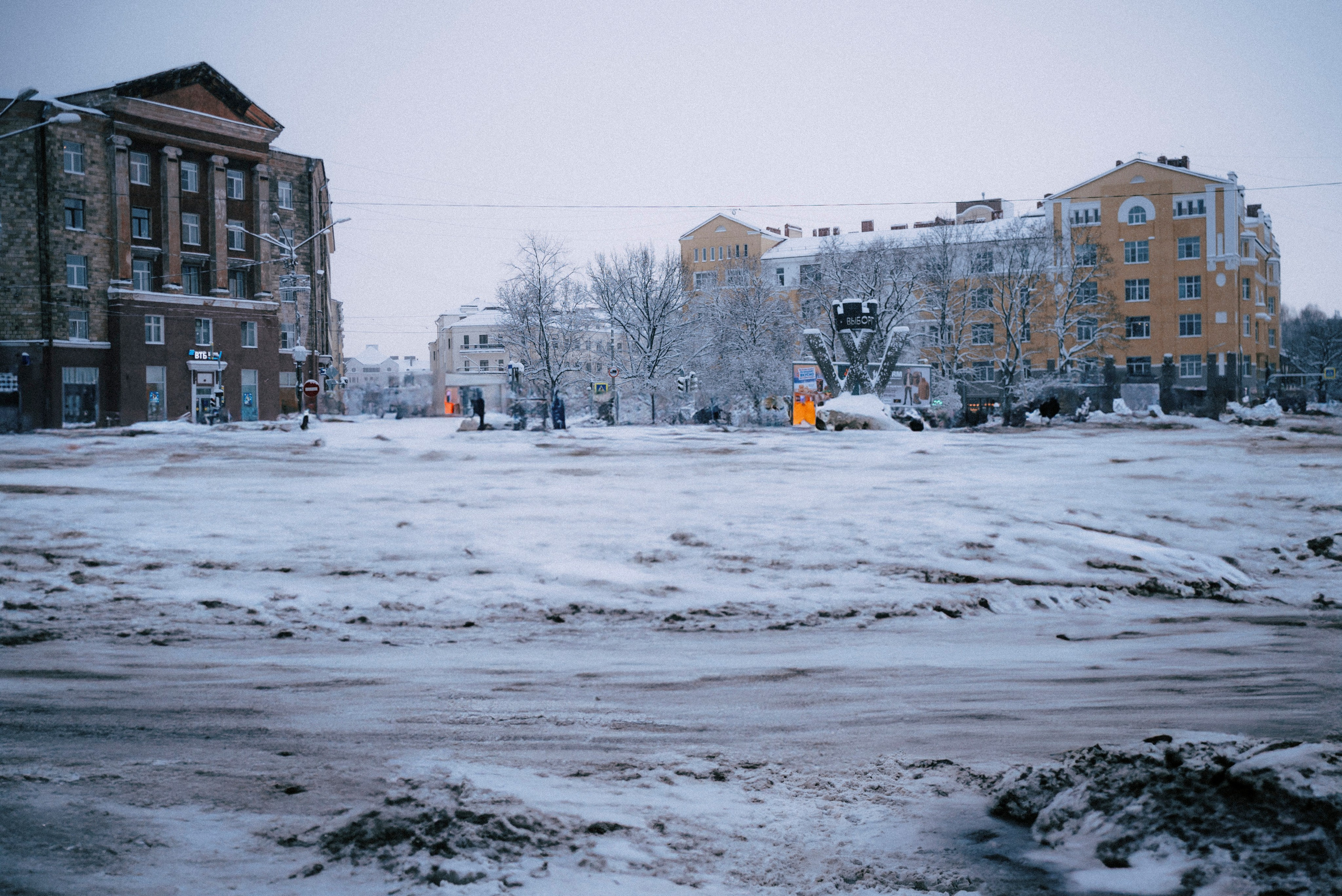 2025. Стрит-фотография, полная абсурда, идиотизма и красоты