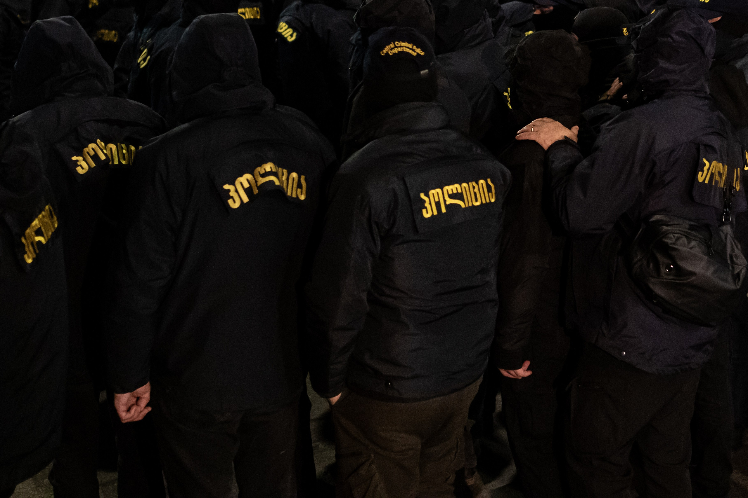 La Police géorgienne se rassemble devant le Parlement le soir de la nomination du nouveau Président M.Kavelachvili.