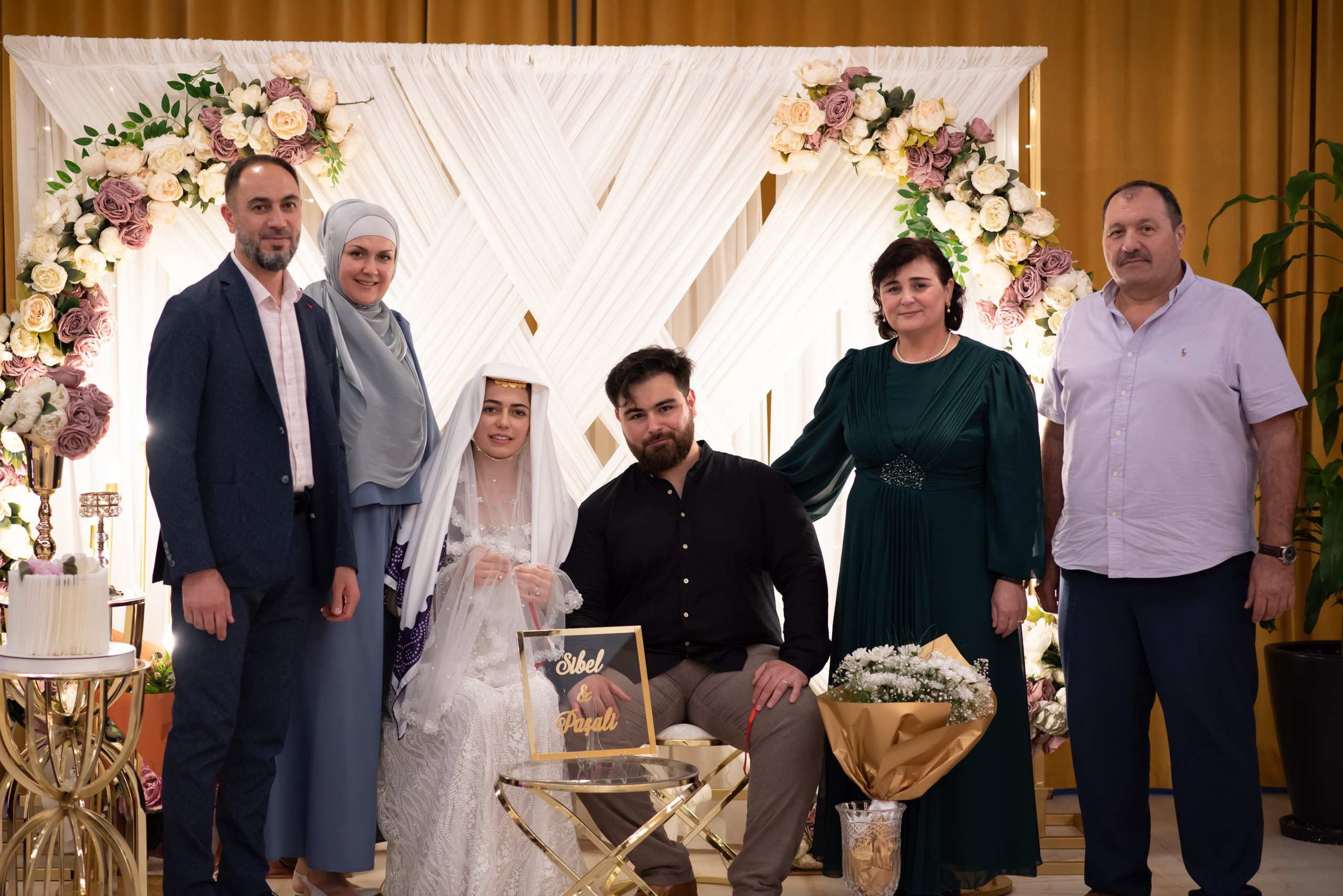 Семейное фото на свадебном торжественном вечере , фотограф семейных фотосессий Анталия