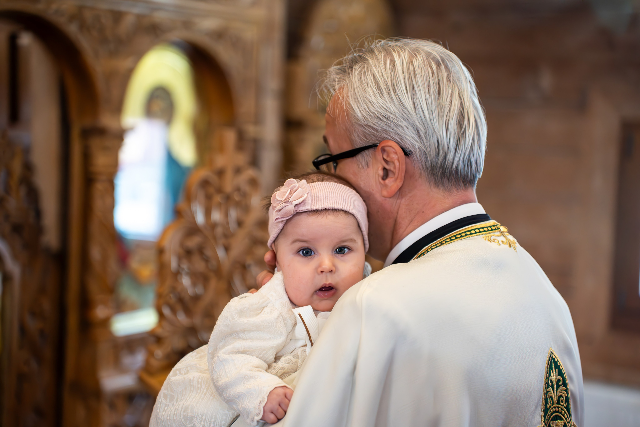 copil in bratele preotului, bebelus care primeste taina sfantului botez, botez Constanta