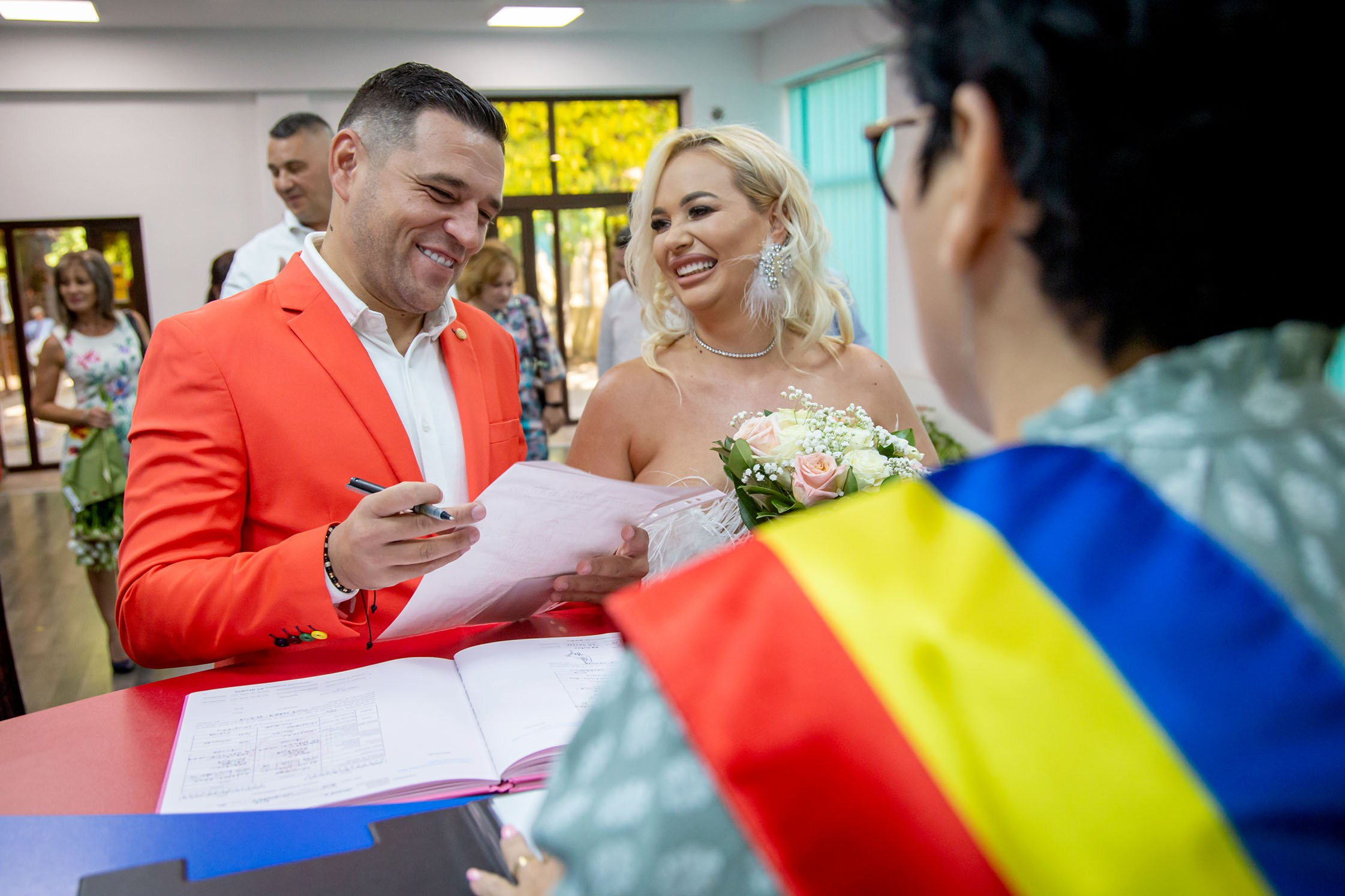 Schimb de priviri între miri în timpul ceremoniei