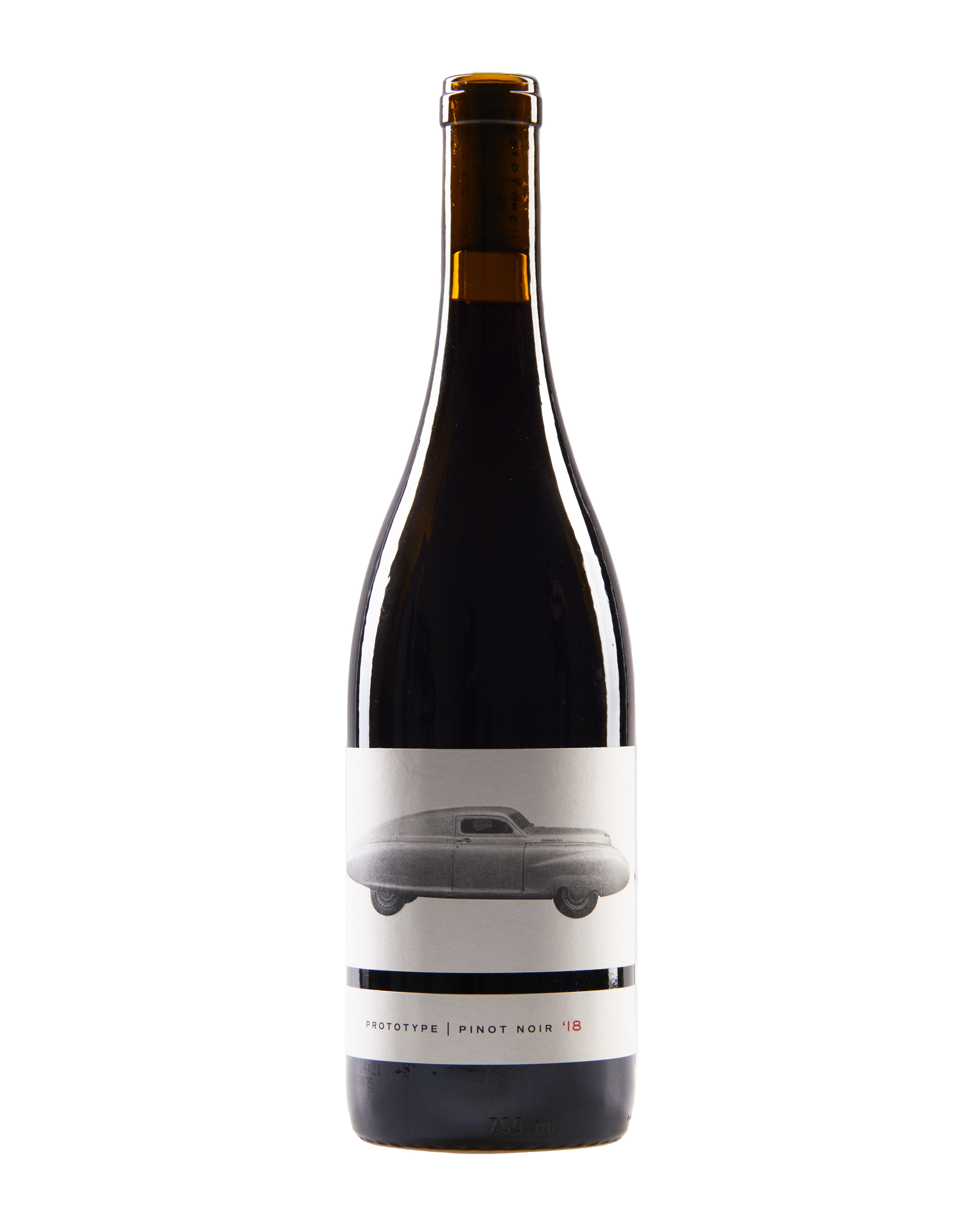 botella de vino tinto fondo blanco fotografía minimalista