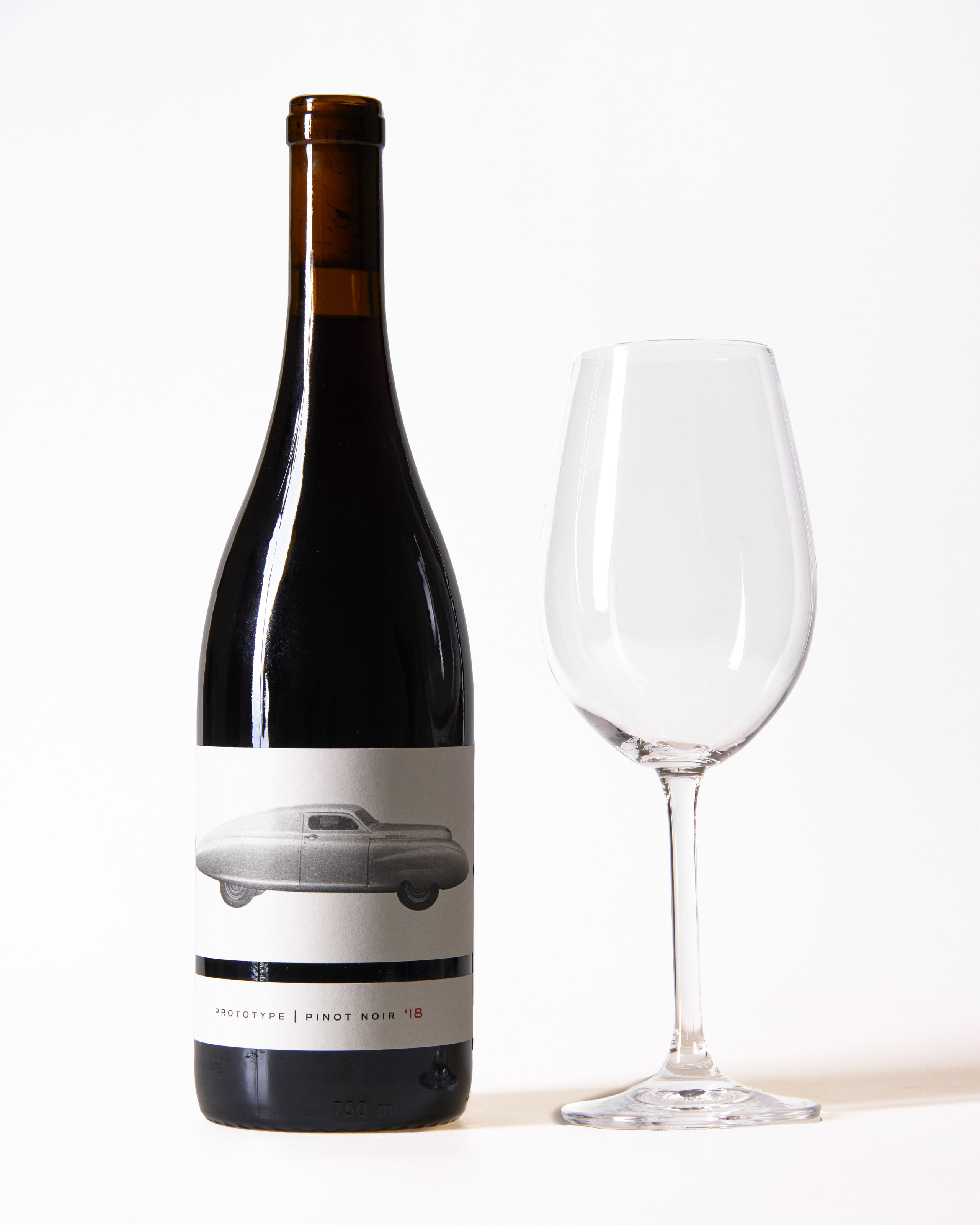 botella de vino con copa fondo blanco fotografía producto