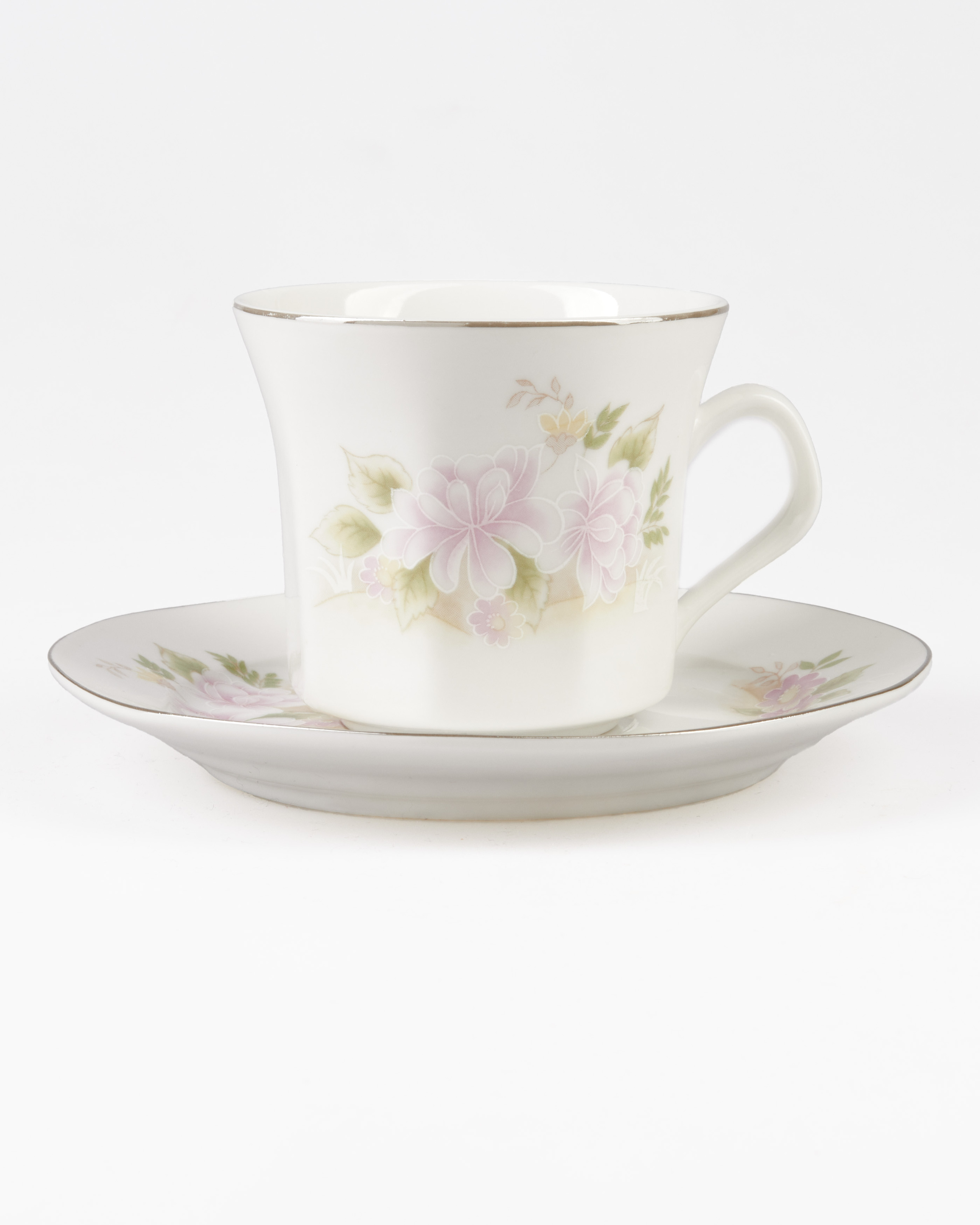 taza con plato estilo clásico fondo blanco
