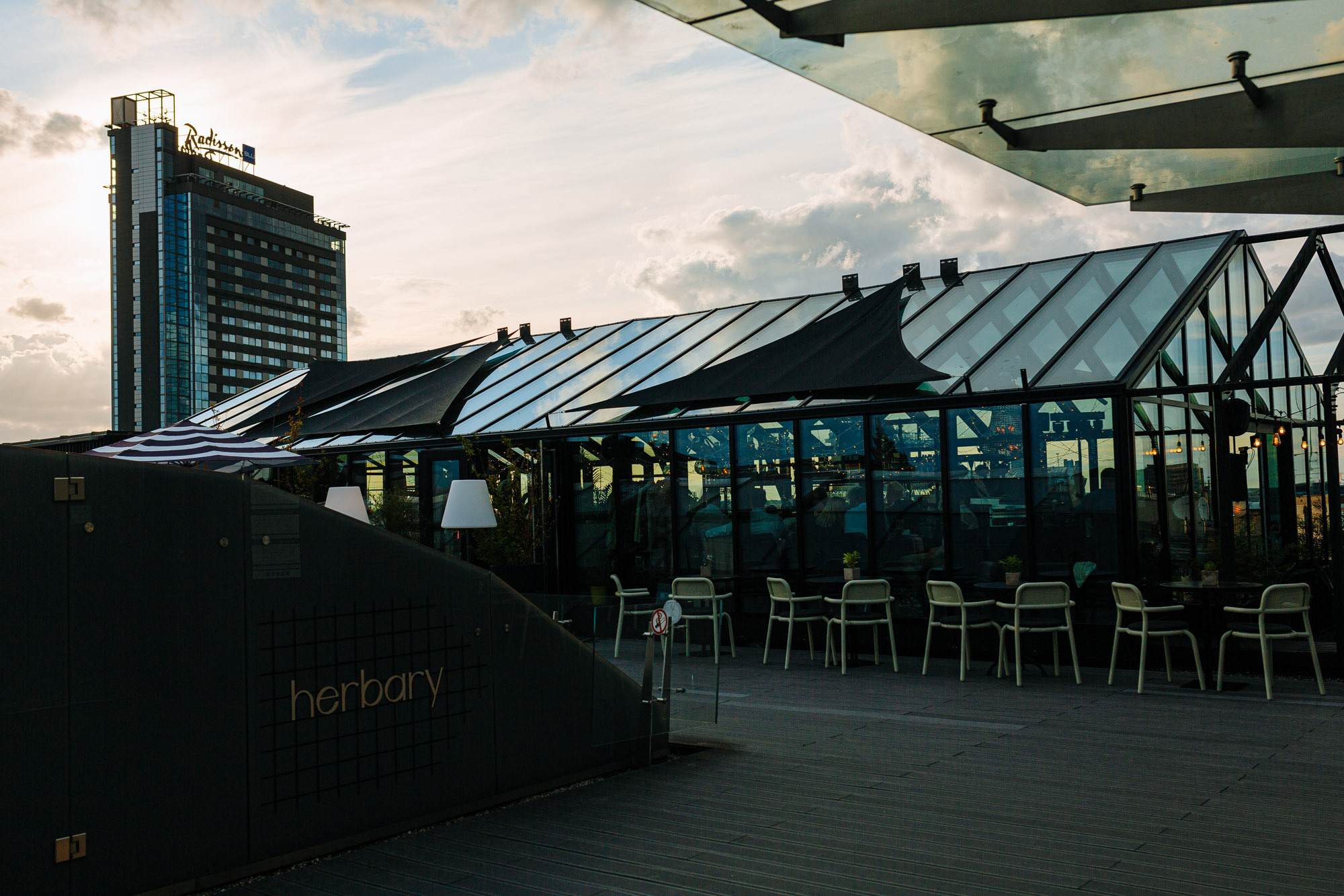 Kāzas svinības restorānā Herbārijs