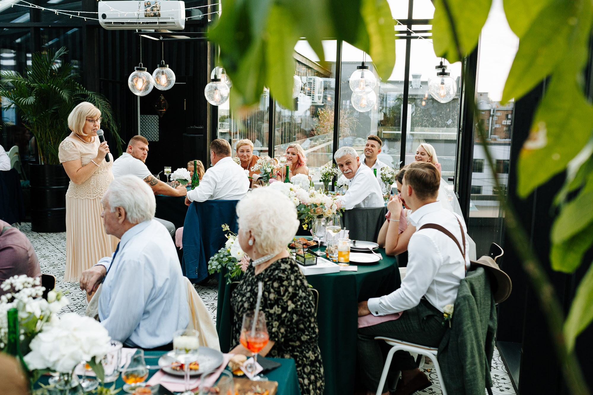 Kāzas svinības restorānā Herbārijs