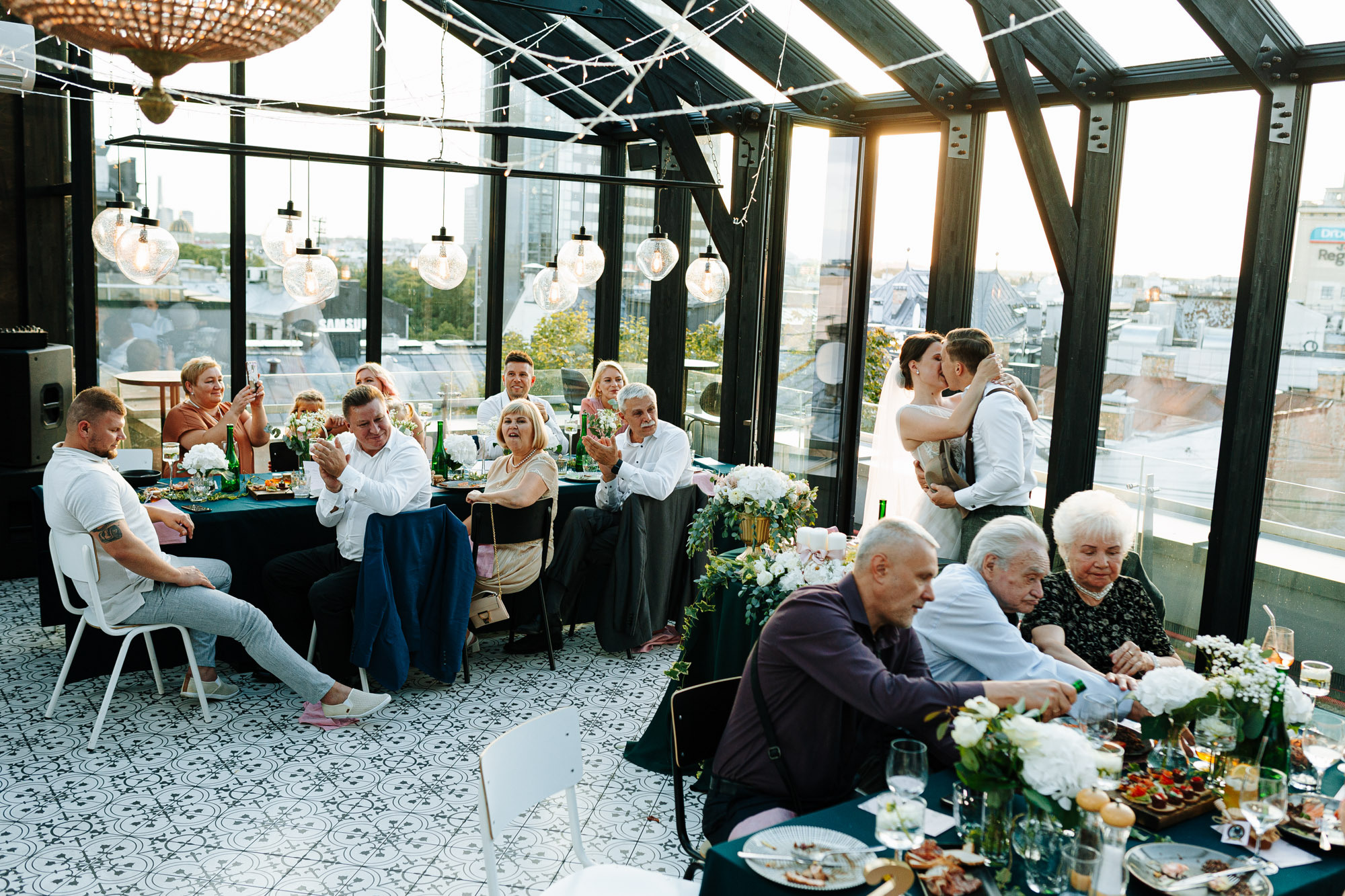 Kāzas svinības restorānā Herbārijs