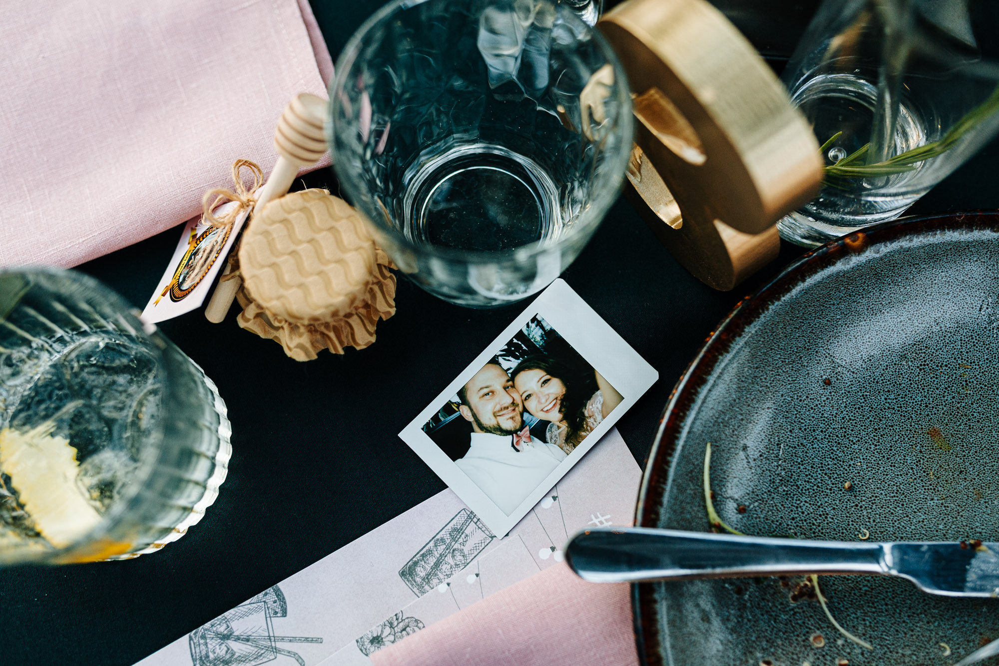 Kāzas svinības restorānā Herbārijs