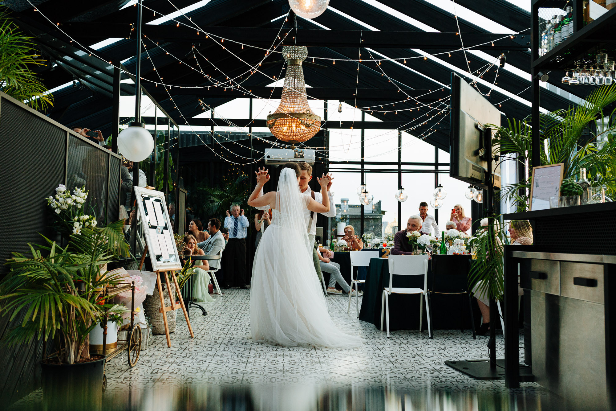 Kāzas svinības restorānā Herbārijs