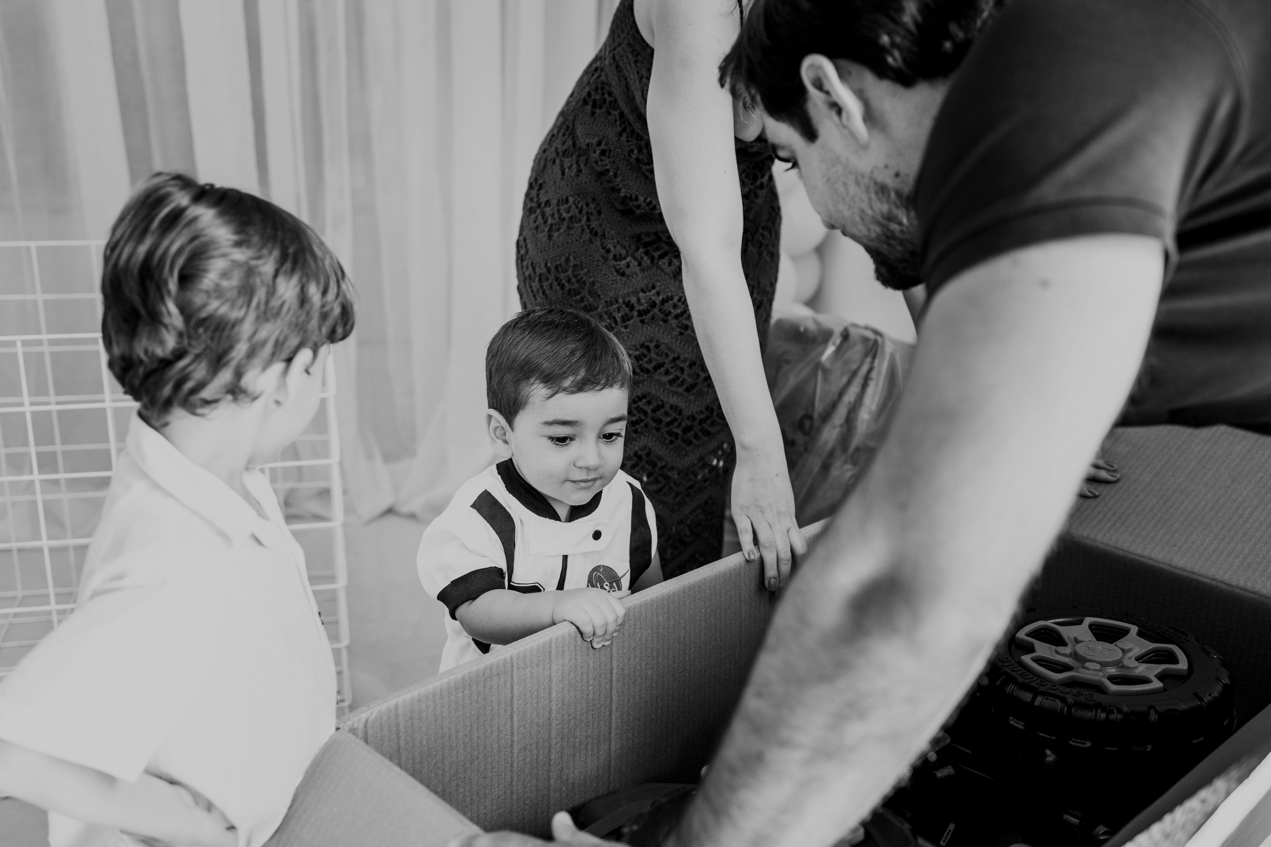 Família celebrando os 2 anos do Joaquim com alegria