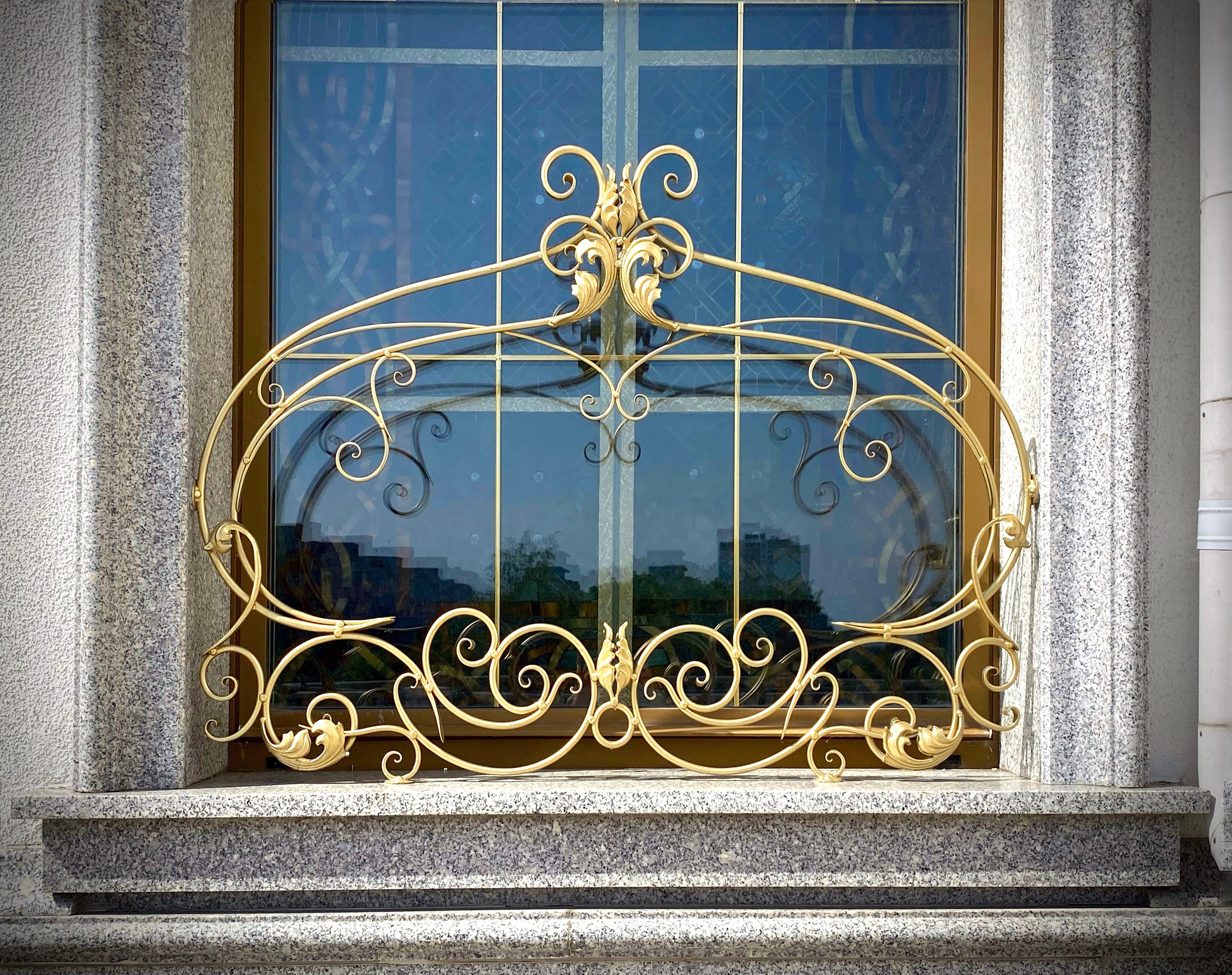 Цветочницы Храма-памятника в честь Всех Святых и в память о жертвах, спасению Отечества нашего послуживших в городе Минске Минской Епархии Белорусской Православной Церкви. 2018 - 2020 г. Сталь, лазерная резка, художественная ковка, сварка.