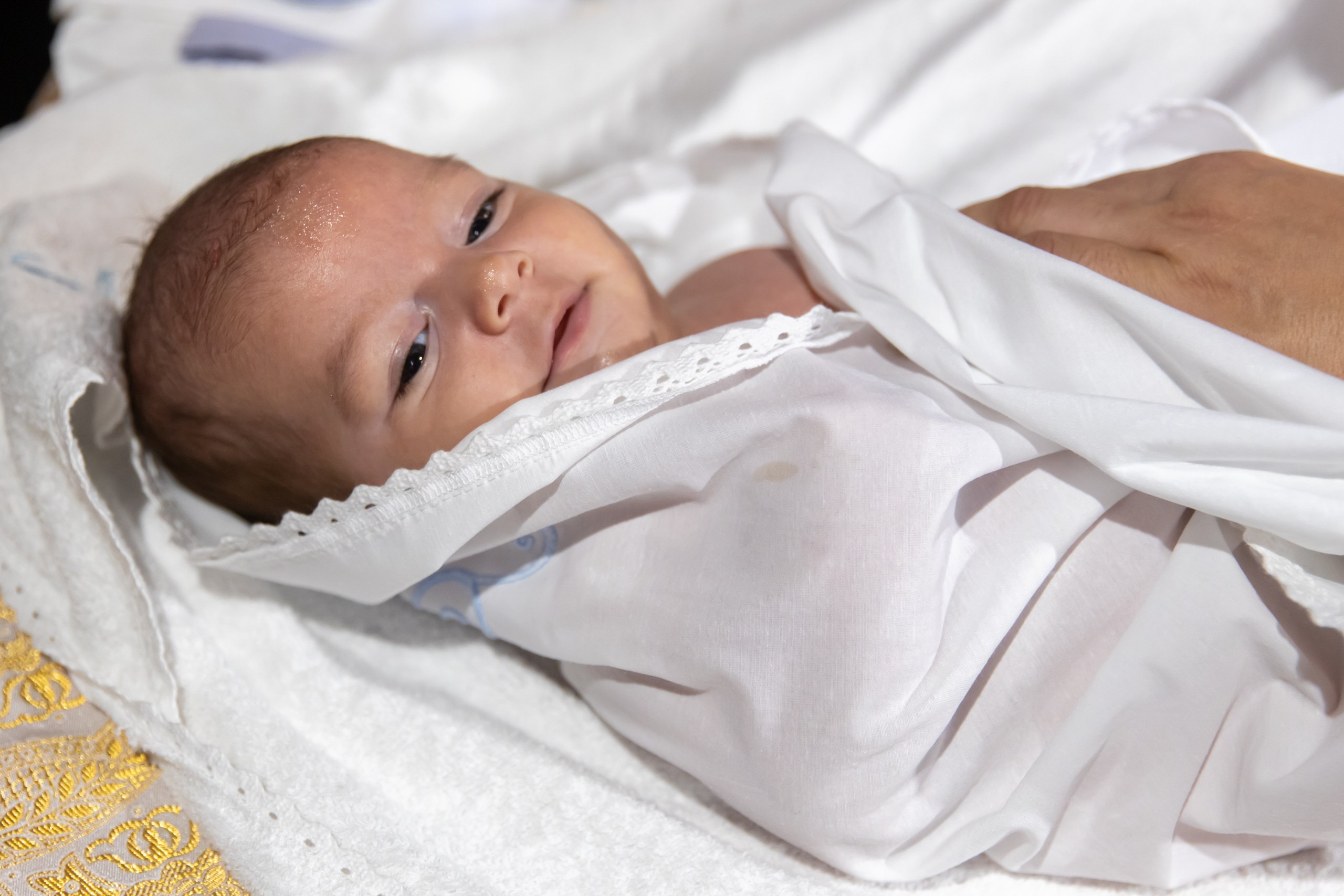 fotograf botez , fotografie botez Botoșani, fotograf Alin Chirilă, amintiri botez, fotografii botez, botez Miruna Parascheva, fotograf copii, fotografie botez în Botoșani-alt="botez , fotografie botez Alin Chirilă, amintiri botez, fotografii emoționante botez Botoșani"-- fotografii-botez-bebelus- amintiri-botez-micuț- moment-sfânt-crestinare- fotografie-emotionanta-botez- detalii-botez-bebelusi- parinti-fericiti-la-botez- fotograf-botez-profesionist- botez-in-biserica-ortodoxa- micuț-botezat-cu-emoție- zâmbete-și-lacrimi-la-botez- bebeluș-la-cristelniță- decor-botez-colorat- botez-cu-dragoste-și-credință- emotie-pura-la-botez- fotograf-botez-botosani- botez-iasi-suceava-fotograf- amintiri-nepretuite-botez-- Preotul ținându-l pe micuțul Mathias Gabriel la botez, în biserica Înălțarea Domnului, Copălău  - Detalii de la botezul lui Mathias – lumânare, trusou și icoană  - Familia lui Mathias Gabriel alături de micuț, în ziua botezului  - Portret emoționant cu mama și bebelușul în brațe, în biserică,fotograf profesionist evenimente Botoșani, Iași, Suceava, Fălticeni, Bacău, Pașcani, Roman - AlinoFotoStudio by Alin Chirilă - servicii foto nuntă, botez, cununie, ședințe foto creative, albume personalizate, fotografii emoționante și calitative pentru cele mai importante momente din viață,fotograf nuntă Botoșani Alin Chirilă,  ședință foto botez Iași - AlinoFotoStudio,  servicii fotograf profesionist evenimente Suceava,  fotograf cununie civilă Fălticeni - Alin Chirilă,  album foto nuntă personalizat Bacău.“Bebeluș botezat în biserică, ținut în brațe de nași”	•	“Detaliu cu lumânarea de botez decorată cu flori albe”	•	“Părinți emoționați alături de copilul lor la ceremonia de botez”	•	“Masa festivă de botez cu decor tematic și tort personalizat”	•	“Momentul în care preotul toarnă apă sfințită pe fruntea bebelușului”	“Bebeluș în rochie albă de botez, zâmbind în brațele mamei”	•	“Detaliu cu cruciulița de botez așezată pe o pernă de satin”	•	“Părinți și nași aprinzând lumânările în timpul ceremoniei de botez”	•	“Tort de botez decorat cu figurine tematice și numele copilului”	•	“Copil botezat dormind liniștit în pătuțul decorat festiv”	•	“Momentul în care preotul binecuvântează copilul în fața altarului”	•	“Invitați adunându-se în jurul mesei festive la petrecerea de botez”	•	“Bebeluș ținând în mână o jucărie personalizată primită la botez”	•	“Familie fericită pozând împreună după ceremonia de botez”	•	“Decor tematic cu baloane și flori la locația petrecerii de botez” fotograf Botoșani fotograf evenimente fotograf botez Alin Chirila fotograf alinofotostudio.fotograf botez Amelis Maria, fotografie botez Botoșani, fotograf Alin Chirilă, amintiri botez, fotografii botez, botez Amelis Maria, fotograf copii, fotografie botez în Botoșani,