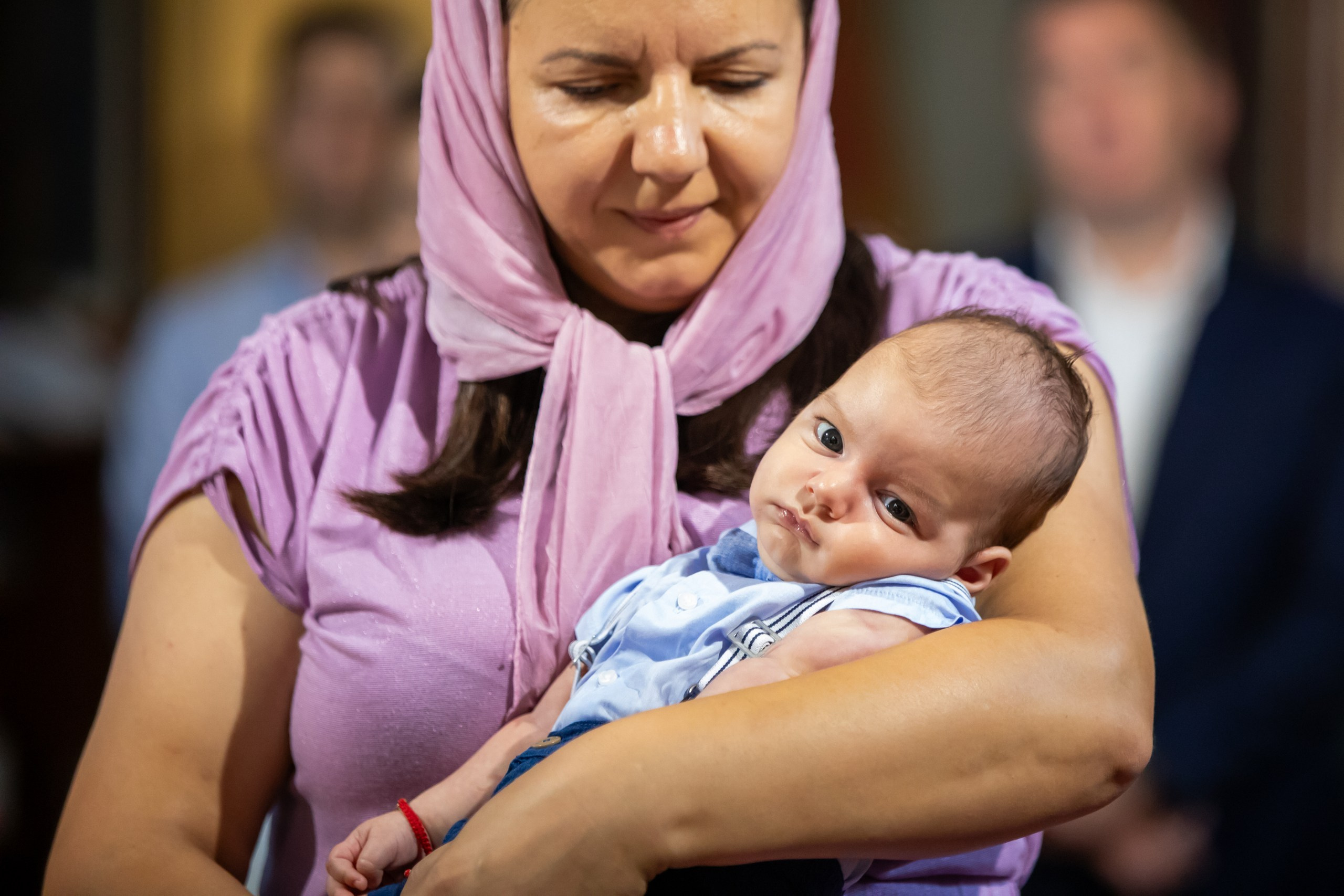 fotograf botez , fotografie botez Botoșani, fotograf Alin Chirilă, amintiri botez, fotografii botez, botez Miruna Parascheva, fotograf copii, fotografie botez în Botoșani-alt="botez , fotografie botez Alin Chirilă, amintiri botez, fotografii emoționante botez Botoșani"-- fotografii-botez-bebelus- amintiri-botez-micuț- moment-sfânt-crestinare- fotografie-emotionanta-botez- detalii-botez-bebelusi- parinti-fericiti-la-botez- fotograf-botez-profesionist- botez-in-biserica-ortodoxa- micuț-botezat-cu-emoție- zâmbete-și-lacrimi-la-botez- bebeluș-la-cristelniță- decor-botez-colorat- botez-cu-dragoste-și-credință- emotie-pura-la-botez- fotograf-botez-botosani- botez-iasi-suceava-fotograf- amintiri-nepretuite-botez-- Preotul ținându-l pe micuțul Mathias Gabriel la botez, în biserica Înălțarea Domnului, Copălău  - Detalii de la botezul lui Mathias – lumânare, trusou și icoană  - Familia lui Mathias Gabriel alături de micuț, în ziua botezului  - Portret emoționant cu mama și bebelușul în brațe, în biserică,fotograf profesionist evenimente Botoșani, Iași, Suceava, Fălticeni, Bacău, Pașcani, Roman - AlinoFotoStudio by Alin Chirilă - servicii foto nuntă, botez, cununie, ședințe foto creative, albume personalizate, fotografii emoționante și calitative pentru cele mai importante momente din viață,fotograf nuntă Botoșani Alin Chirilă,  ședință foto botez Iași - AlinoFotoStudio,  servicii fotograf profesionist evenimente Suceava,  fotograf cununie civilă Fălticeni - Alin Chirilă,  album foto nuntă personalizat Bacău.“Bebeluș botezat în biserică, ținut în brațe de nași”	•	“Detaliu cu lumânarea de botez decorată cu flori albe”	•	“Părinți emoționați alături de copilul lor la ceremonia de botez”	•	“Masa festivă de botez cu decor tematic și tort personalizat”	•	“Momentul în care preotul toarnă apă sfințită pe fruntea bebelușului”	“Bebeluș în rochie albă de botez, zâmbind în brațele mamei”	•	“Detaliu cu cruciulița de botez așezată pe o pernă de satin”	•	“Părinți și nași aprinzând lumânările în timpul ceremoniei de botez”	•	“Tort de botez decorat cu figurine tematice și numele copilului”	•	“Copil botezat dormind liniștit în pătuțul decorat festiv”	•	“Momentul în care preotul binecuvântează copilul în fața altarului”	•	“Invitați adunându-se în jurul mesei festive la petrecerea de botez”	•	“Bebeluș ținând în mână o jucărie personalizată primită la botez”	•	“Familie fericită pozând împreună după ceremonia de botez”	•	“Decor tematic cu baloane și flori la locația petrecerii de botez” fotograf Botoșani fotograf evenimente fotograf botez Alin Chirila fotograf alinofotostudio.fotograf botez Amelis Maria, fotografie botez Botoșani, fotograf Alin Chirilă, amintiri botez, fotografii botez, botez Amelis Maria, fotograf copii, fotografie botez în Botoșani,