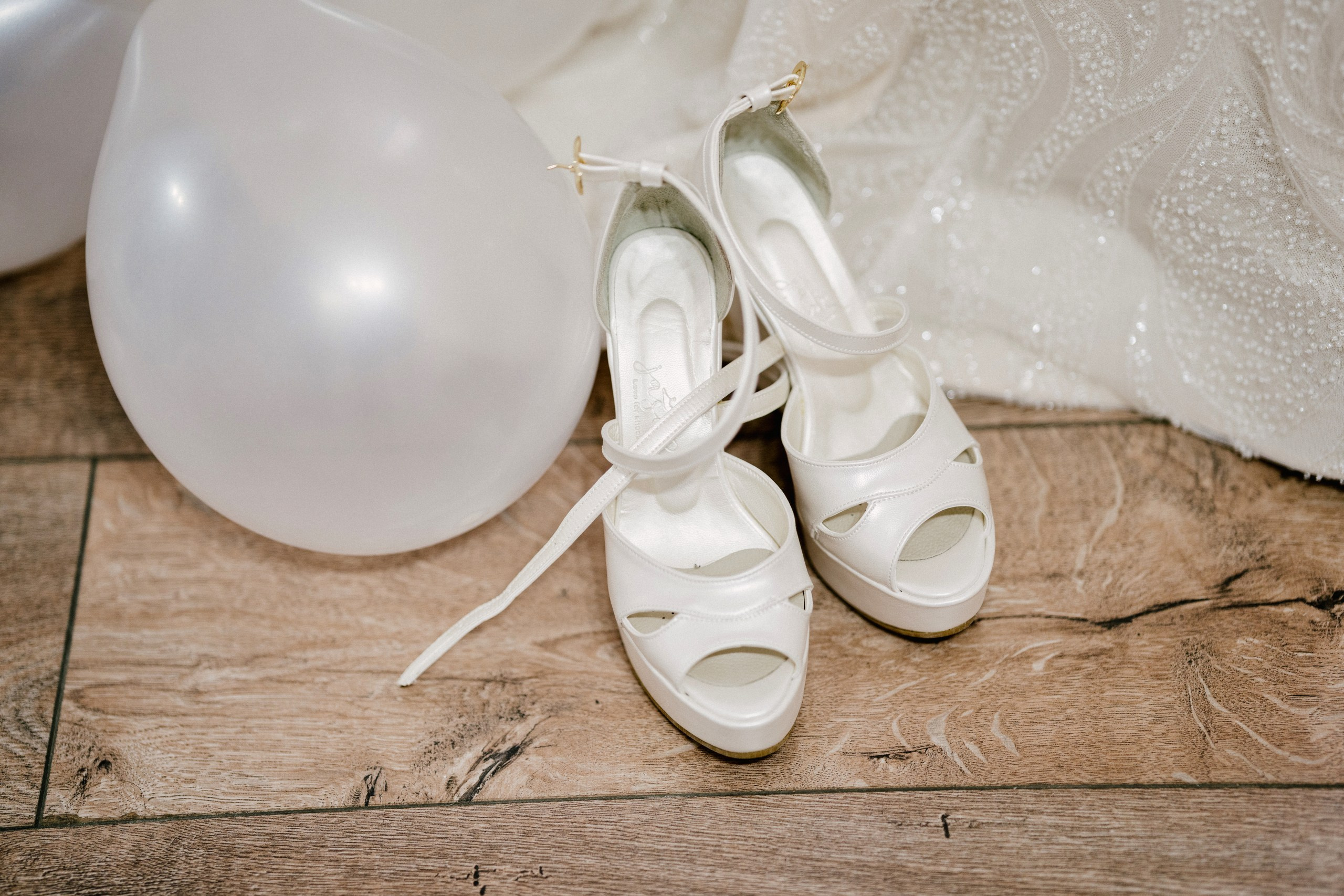 1. Mireasa Adriana în timpul pregătirilor de nuntă în Tudora Botoșani2. Costumul mirelui Ionuț fotografiat artistic în ziua nunții3. Prietenii mirelui la tradițiile de nuntă în Tudora4. Bărbieritul mirelui în cadrul obiceiurilor tradiționale de nuntă5. Fotografii de familie la biserică în ziua nunții6. Portret de familie cu mirii și copilul lor la nunta din Botoșani7. Primul dans al mirilor la Mariage Dor Baisa Botoșani8. Decor elegant de nuntă la Mariage Dor Baisa9. Emoții și tradiții la nunta din Tudora județul Botoșani10. Fotograf profesionist de nuntă în Botoșani surprinzând momente autentice - otograf-nunta-botosanifotograf-evenimente-botosanifotograf-profesionist-botosanifotograf-nunta-tudoranunta-tudora-botosanisedinta-foto-nunta-botosanipoze-nunta-botosanifotografii-nunta-tudorafotograf-cununie-religioasa-botosanibiserica-sfintii-imparati-constantin-si-elena-tudoramariage-dor-baisa-botosanirestaurant-nunta-botosanidansul-mirilor-mariage-dorpregatiri-mire-botosanipregatiri-mireasa-botosanitraditii-nunta-moldovaobiceiuri-nunta-tudorafotograf-familie-nunta-botosaniportret-miri-botosanigalerie-foto-nunta-botosanialbum-foto-nunta-botosaninunta-eleganta-botosaninunta-cu-traditii-botosanifotograf-premium-nunta-botosaniservicii-foto-video-botosanipoveste-de-nunta-botosanifotograf-documentar-nuntafotograf-natural-emotionalmiri-ionut-si-adriananunta-autentica-tudora -otograf-nunta-botosanifotograf-nunta-tudoranunta-tudora-botosanifotograf-evenimente-botosanifotograf-profesionist-botosaniservicii-foto-video-botosanigalerie-foto-nunta-botosanialbum-foto-nunta-botosani - nunta-autentica-botosaninunta-cu-traditii-botosanipoveste-de-nunta-botosanifotografii-emotionante-nuntamomente-autentice-nuntafotografie-documentara-nuntafotograf-natural-nunta- pregatiri-miri-tudorabiserica-tudora-botosanicununie-religioasa-tudoramariage-dor-baisa-botosanipetrecere-nunta-botosanivalsul-mirilor-botosani - alino-foto-studio-botosaniionut-si-adriana-nunta-tudorafotograf-alin-chirila-botosani