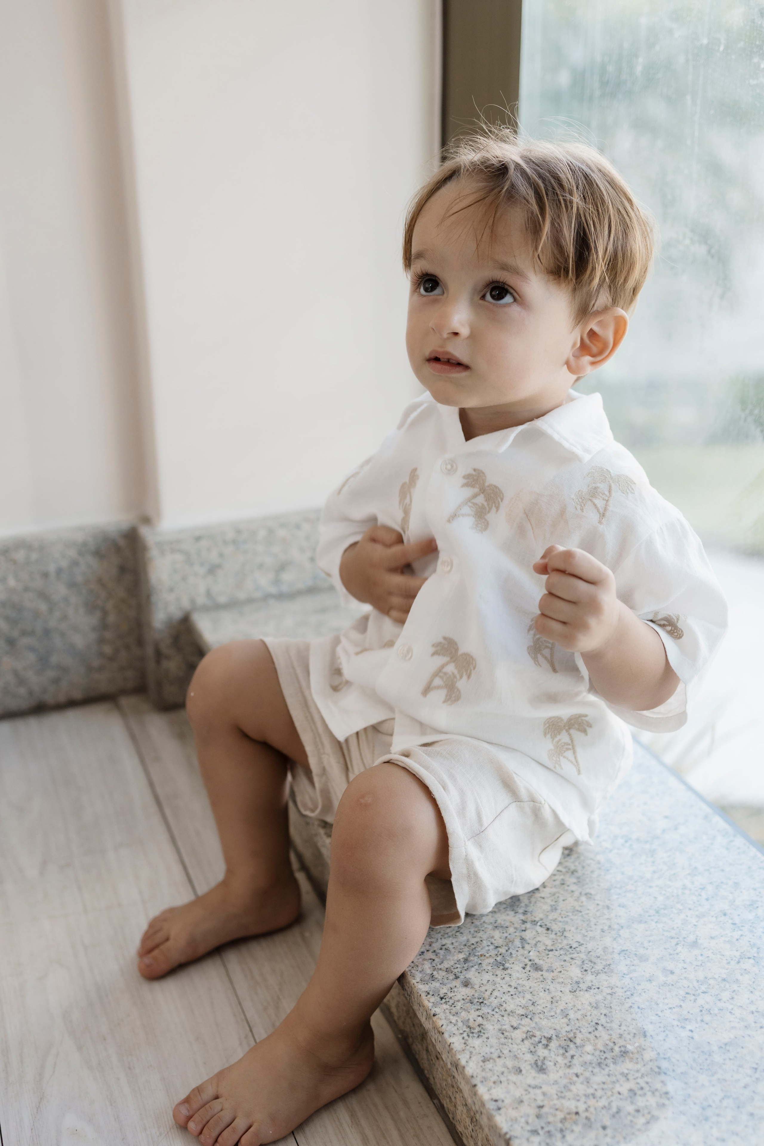 Criança de dois anos dançando e aproveitando a festa