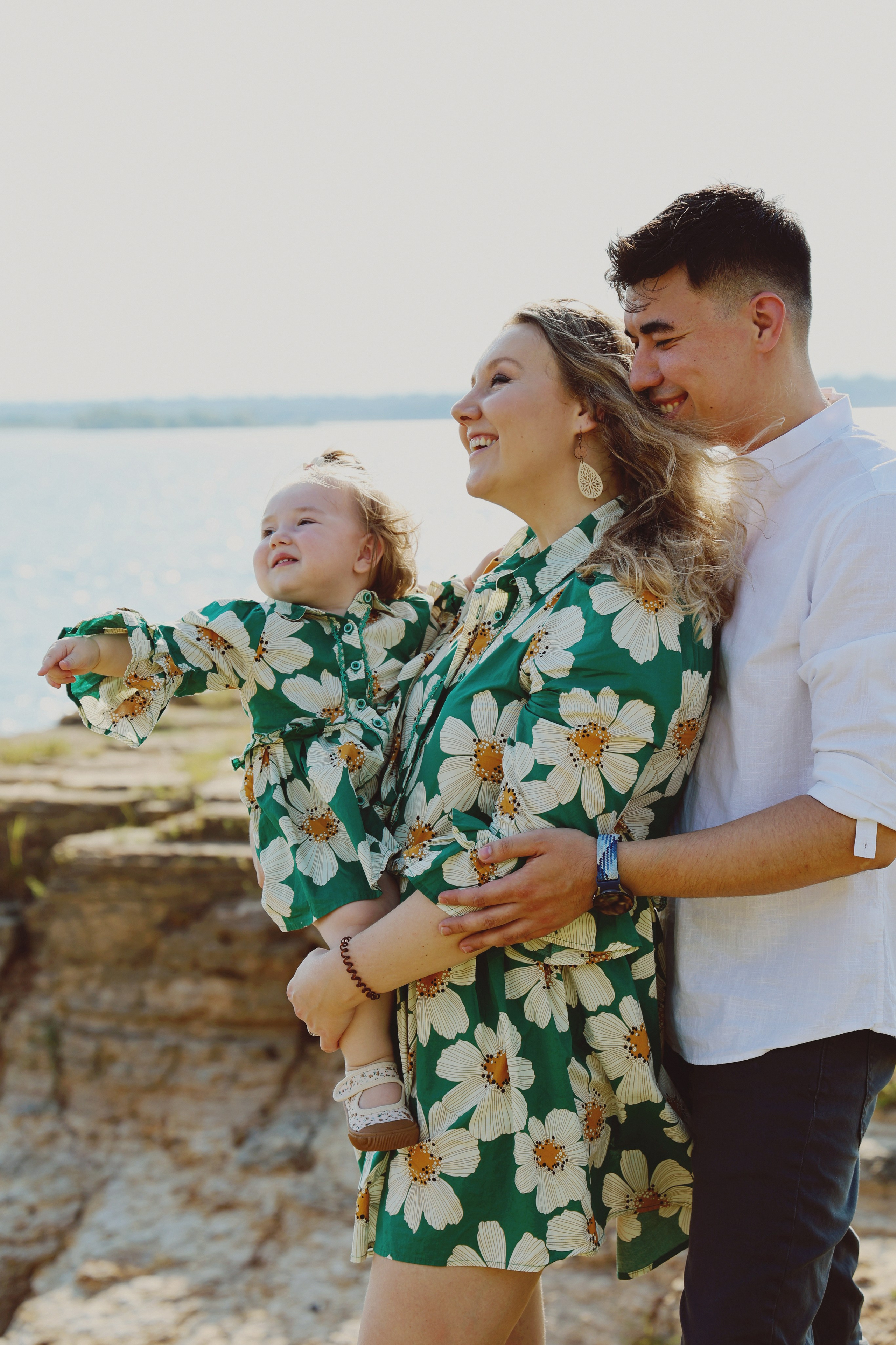 Baby Family Photoshoot – Outdoor Family Photography with Infant or Toddler. Lana Petrychenko — Portrait & Family Photographer. Valencia, Spain