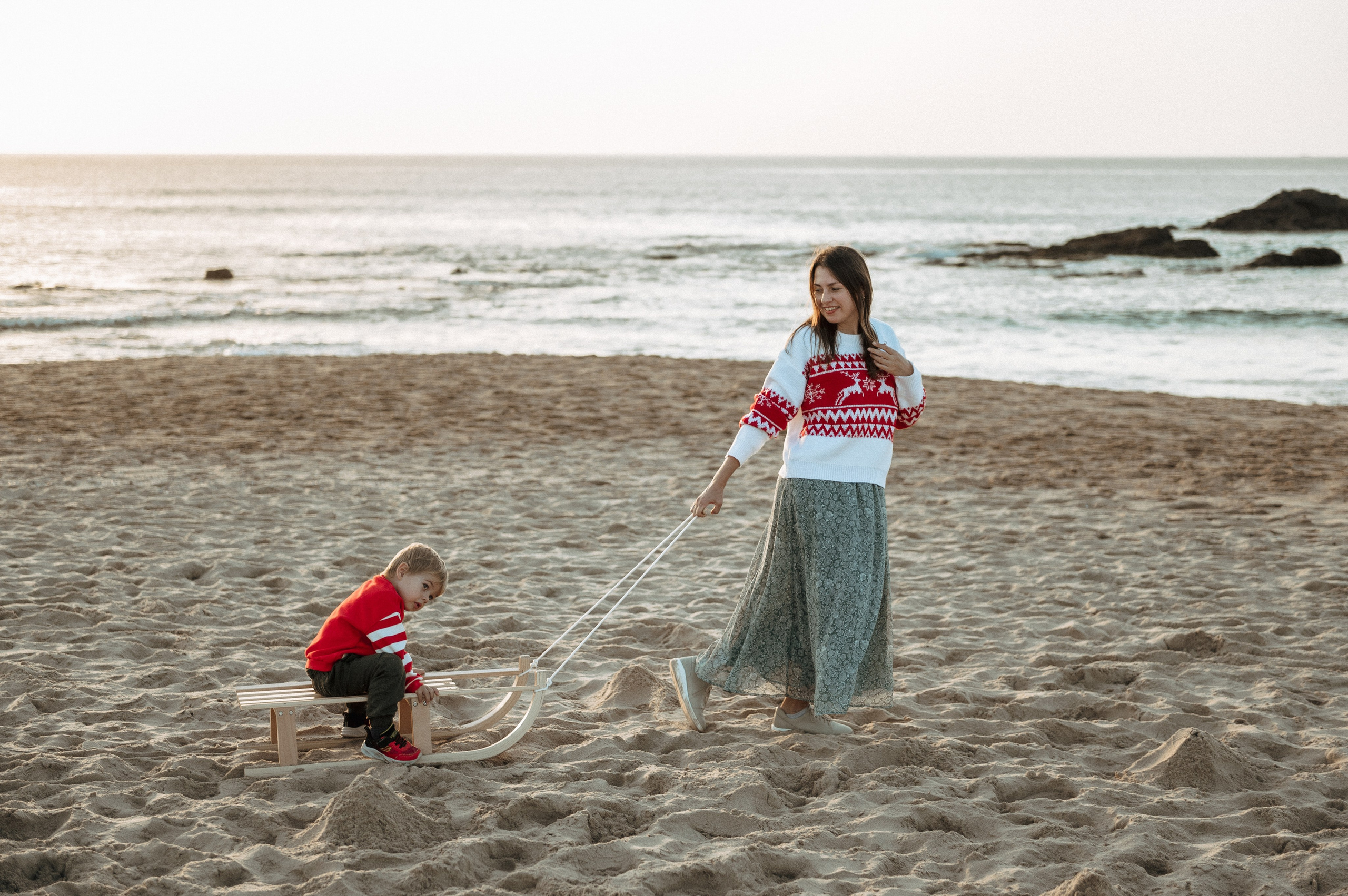 Family Christmas photoshoot on the beach in Portugal. Ваш фотограф в Лиссабоне — Анна Белова