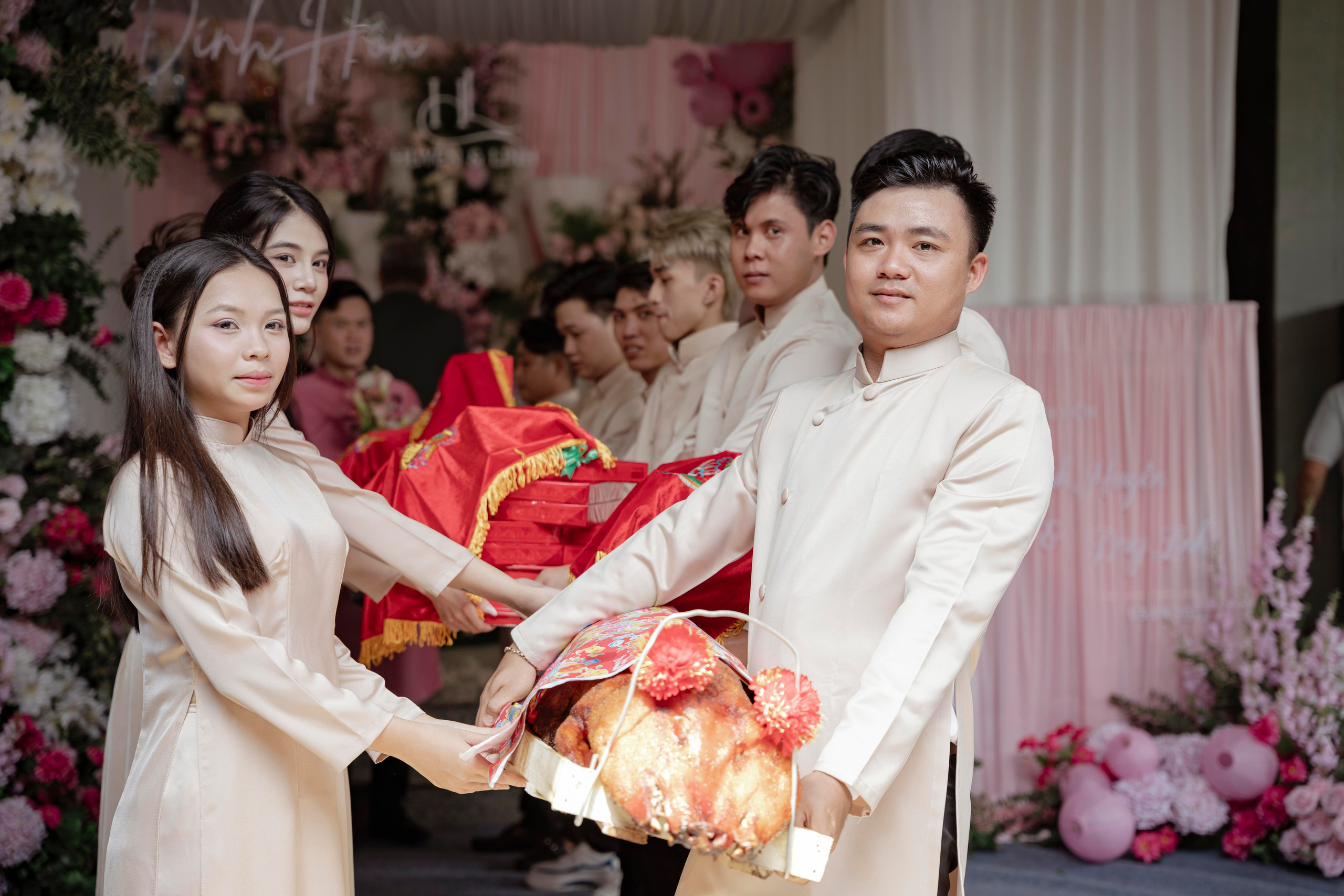 LINH & HUYEN. WEDDING PHOTOGRAPHER IN VIETNAM