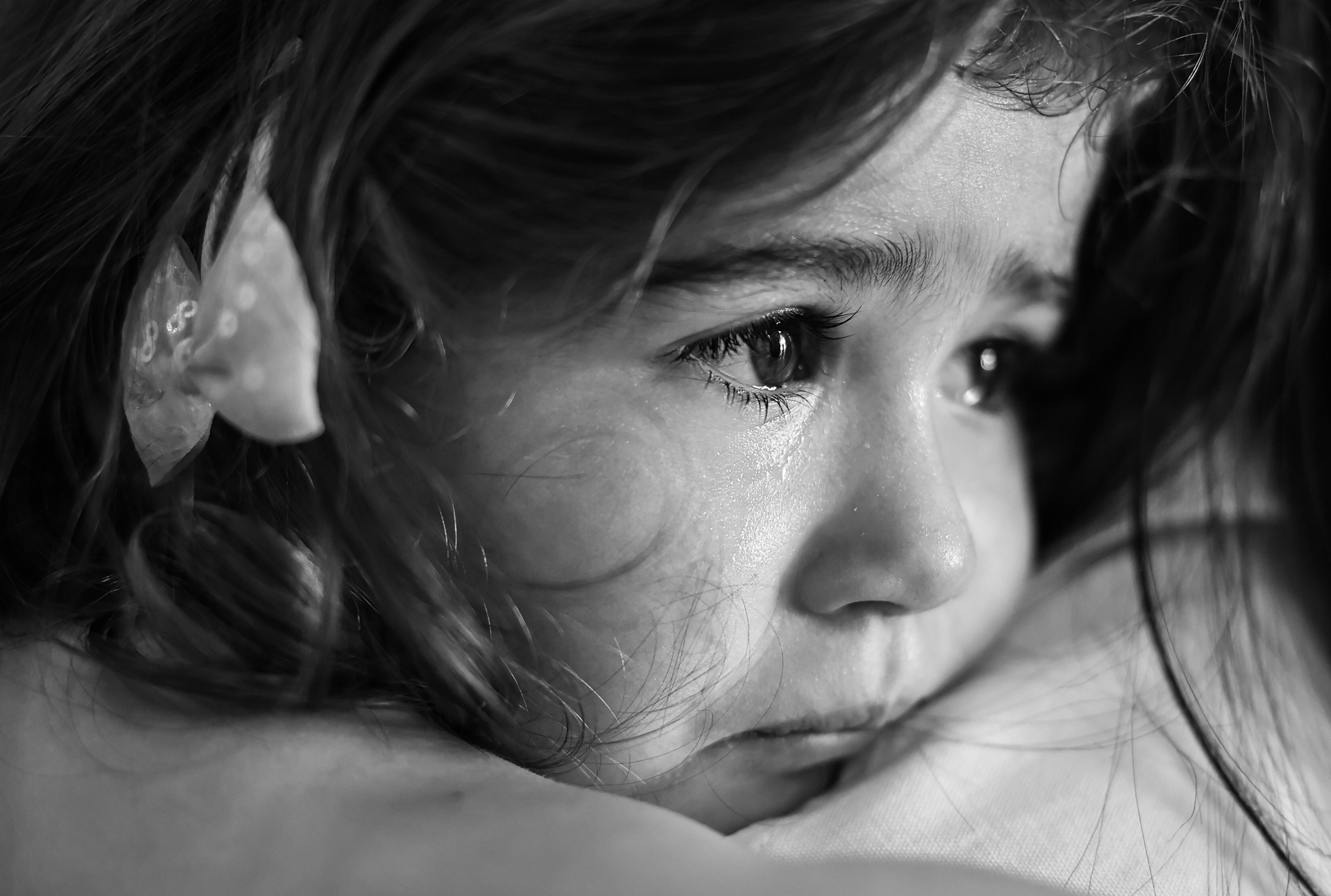 Krštenje je jedan od najposebnijih trenutaka u životu — tih, duhovan i pun simbolike.Moja uloga je da neprimetno pratim svaki korak tog dana i zabeležim emocije, poglede i dodire koji čine sećanje večnim.Fotografije sa krštenja su nežne, iskrene i pune topline — baš kao i sam čin.