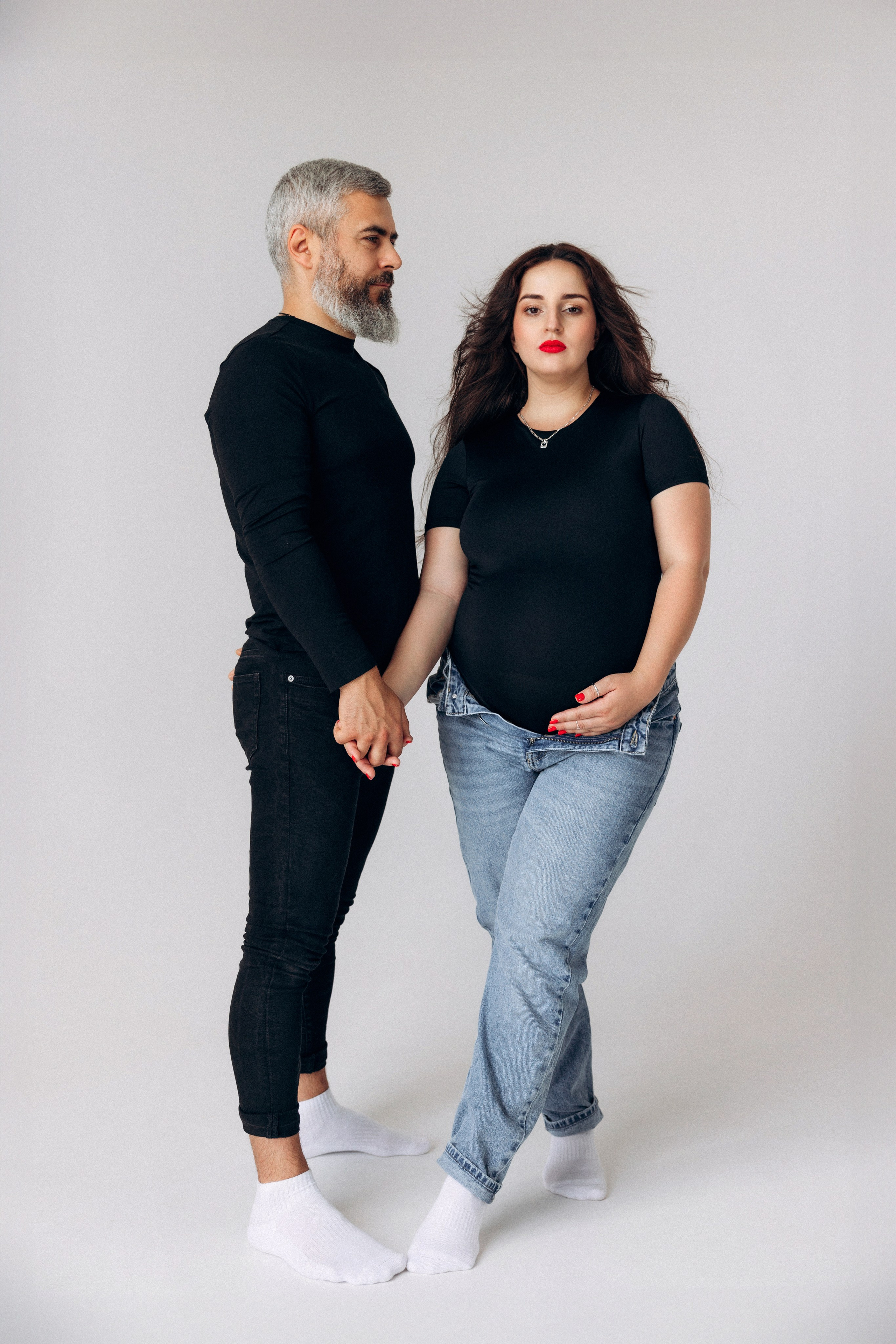 Kobieca siła i spokój – przyszła mama w minimalistycznej stylizacji, delikatne światło i świadoma poza.