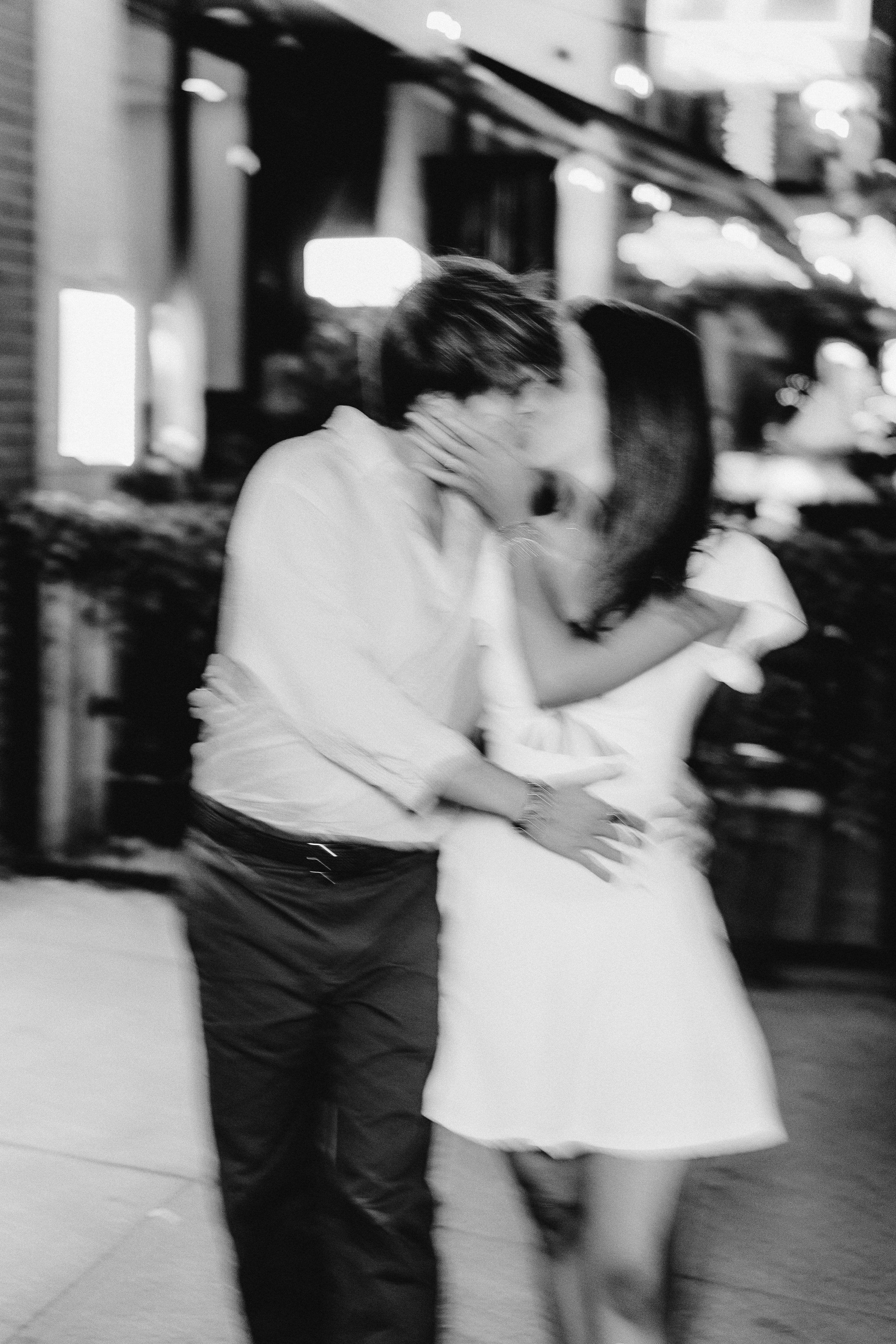 Couple in the night city. Videographer and photographer in New York // MAKAROV.VIDEO