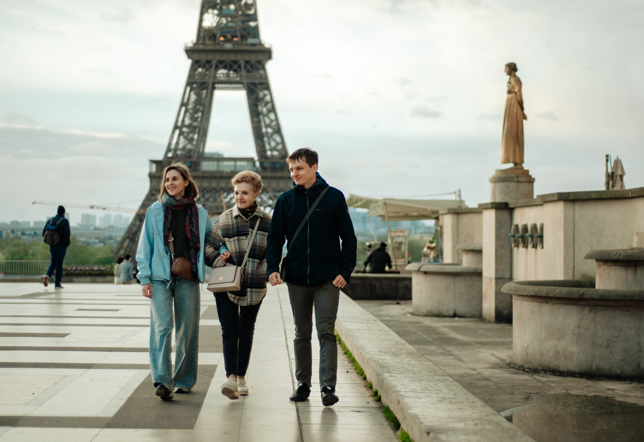 Family photoshoot at the Trocadero. Paris photographer — Polina Osipova