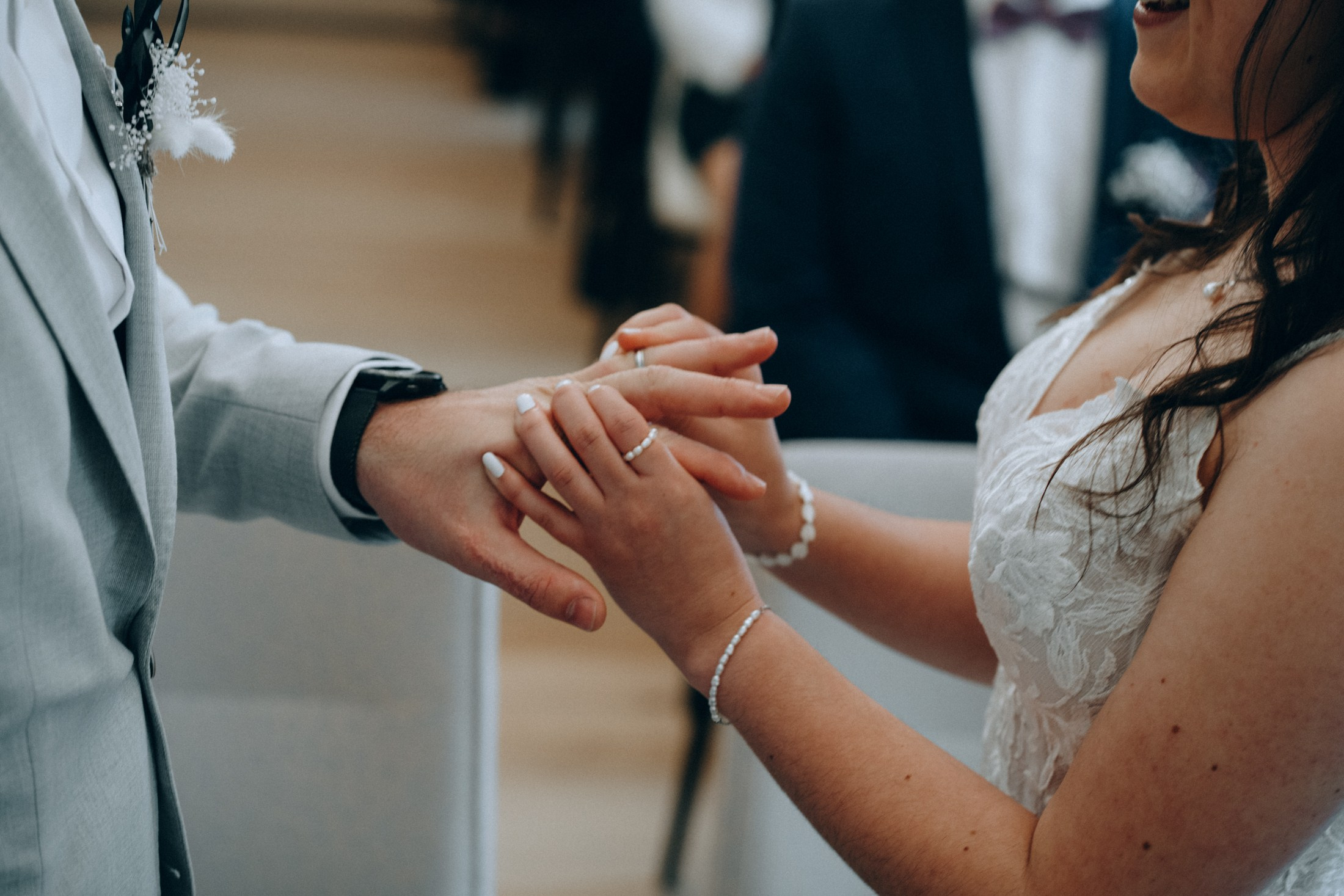 Hände mit Eheringen – Detailaufnahme Hochzeitsfotografie Sachsen