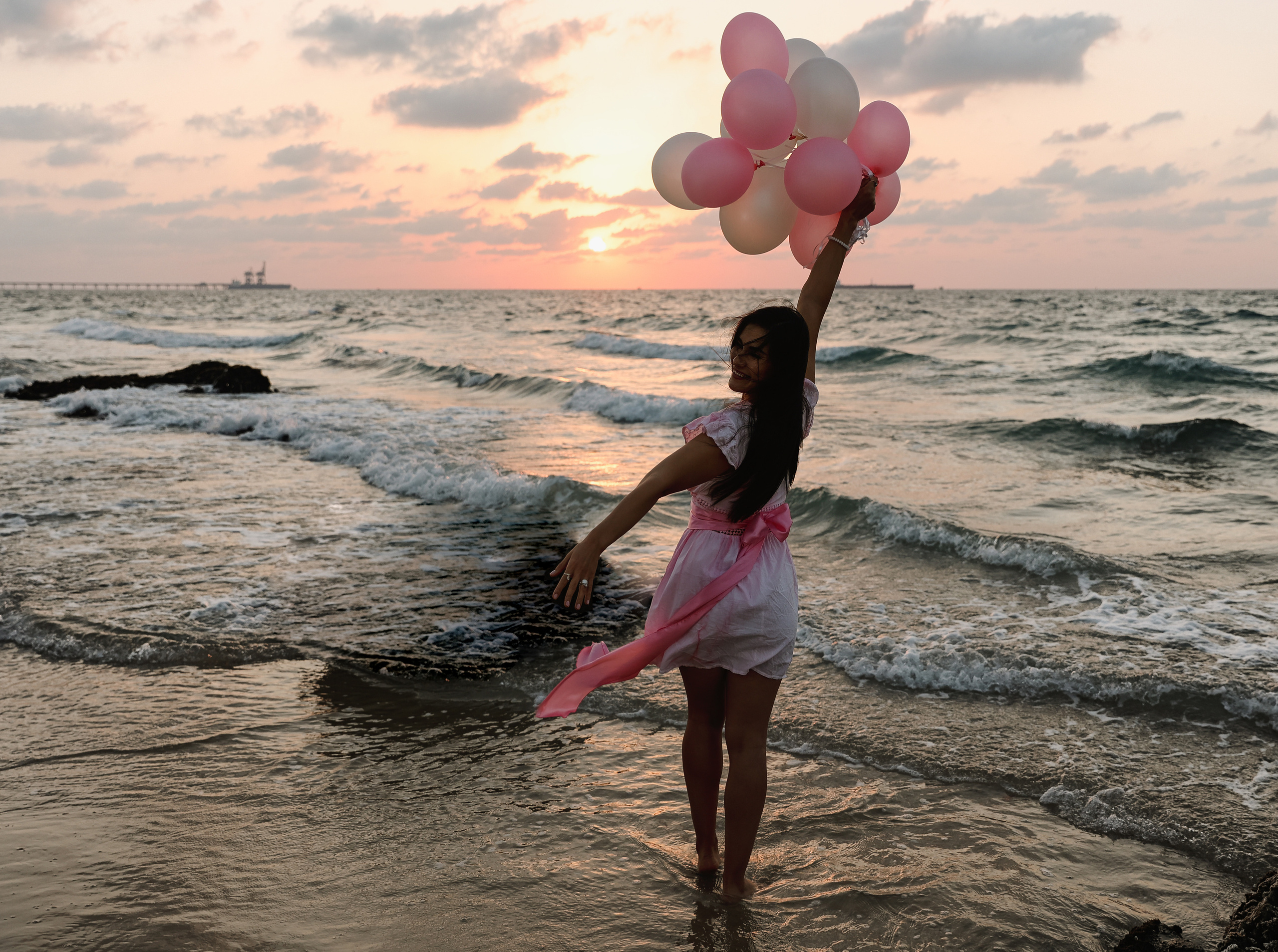 Portrait photoshoot on the sea. צלמת אירועים בוק בת מצווה נטלי טופילט