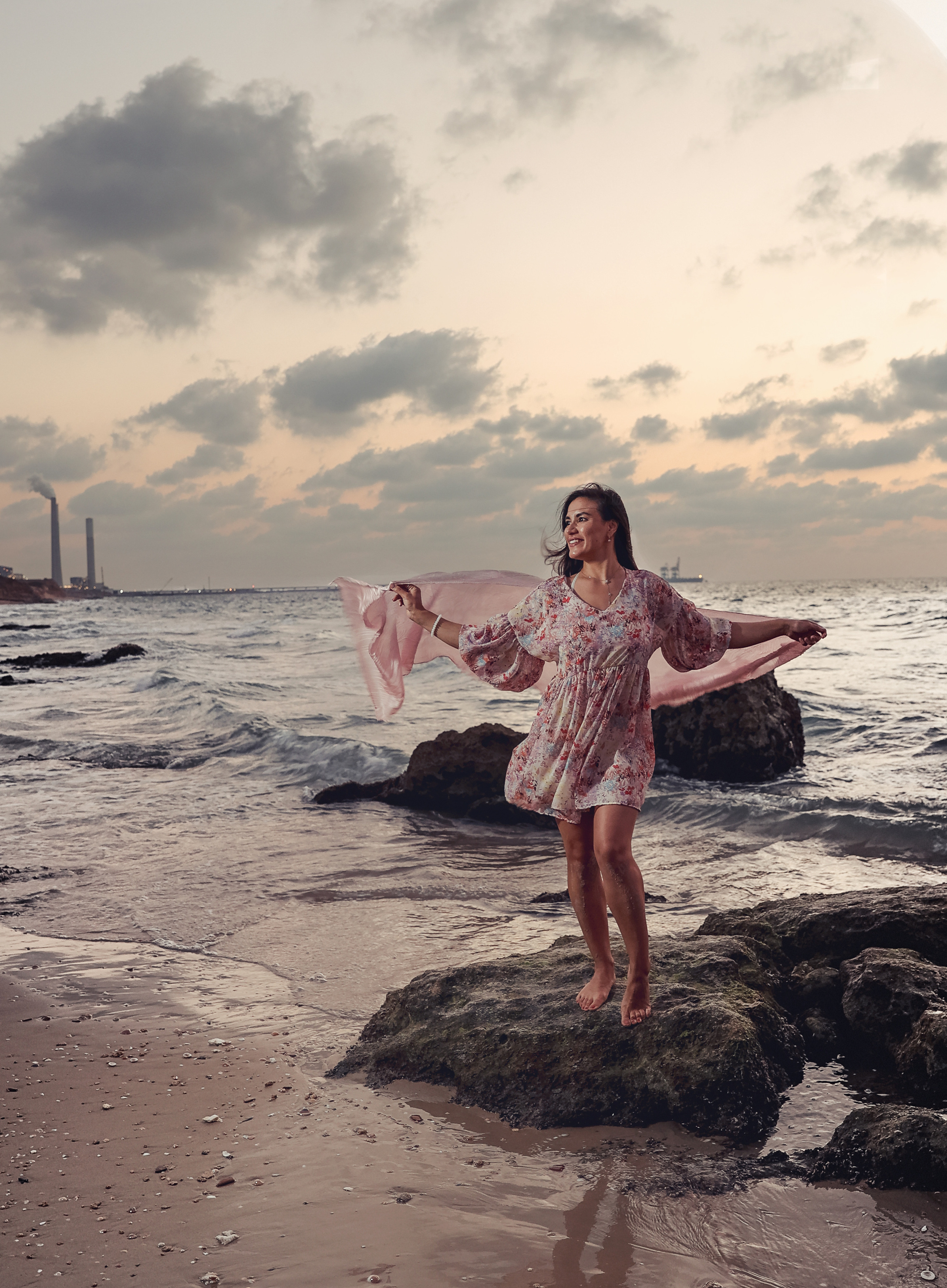 Portrait photoshoot on the sea. צלמת אירועים בוק בת מצווה נטלי טופילט