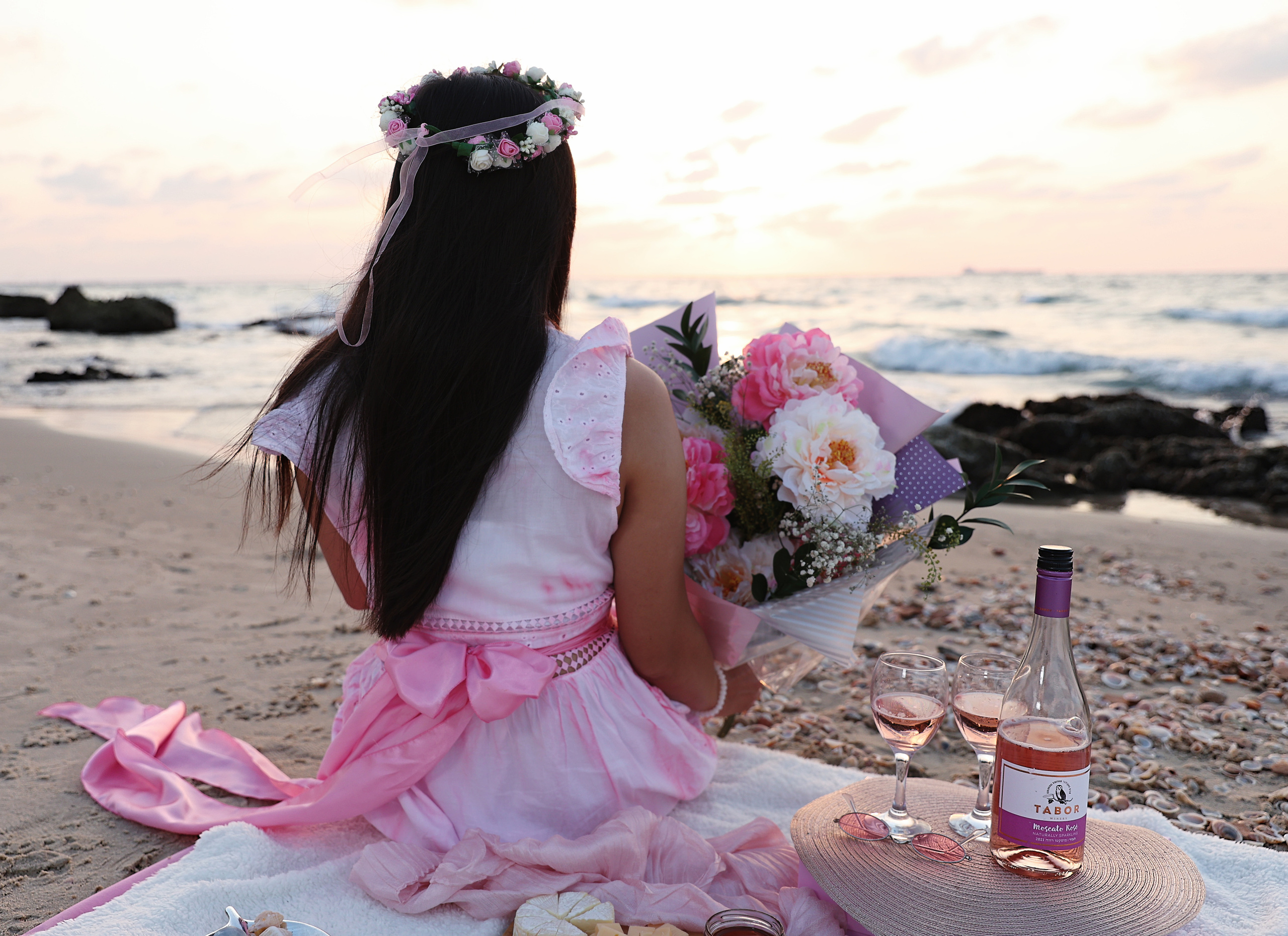 Portrait photoshoot on the sea. צלמת אירועים בוק בת מצווה נטלי טופילט