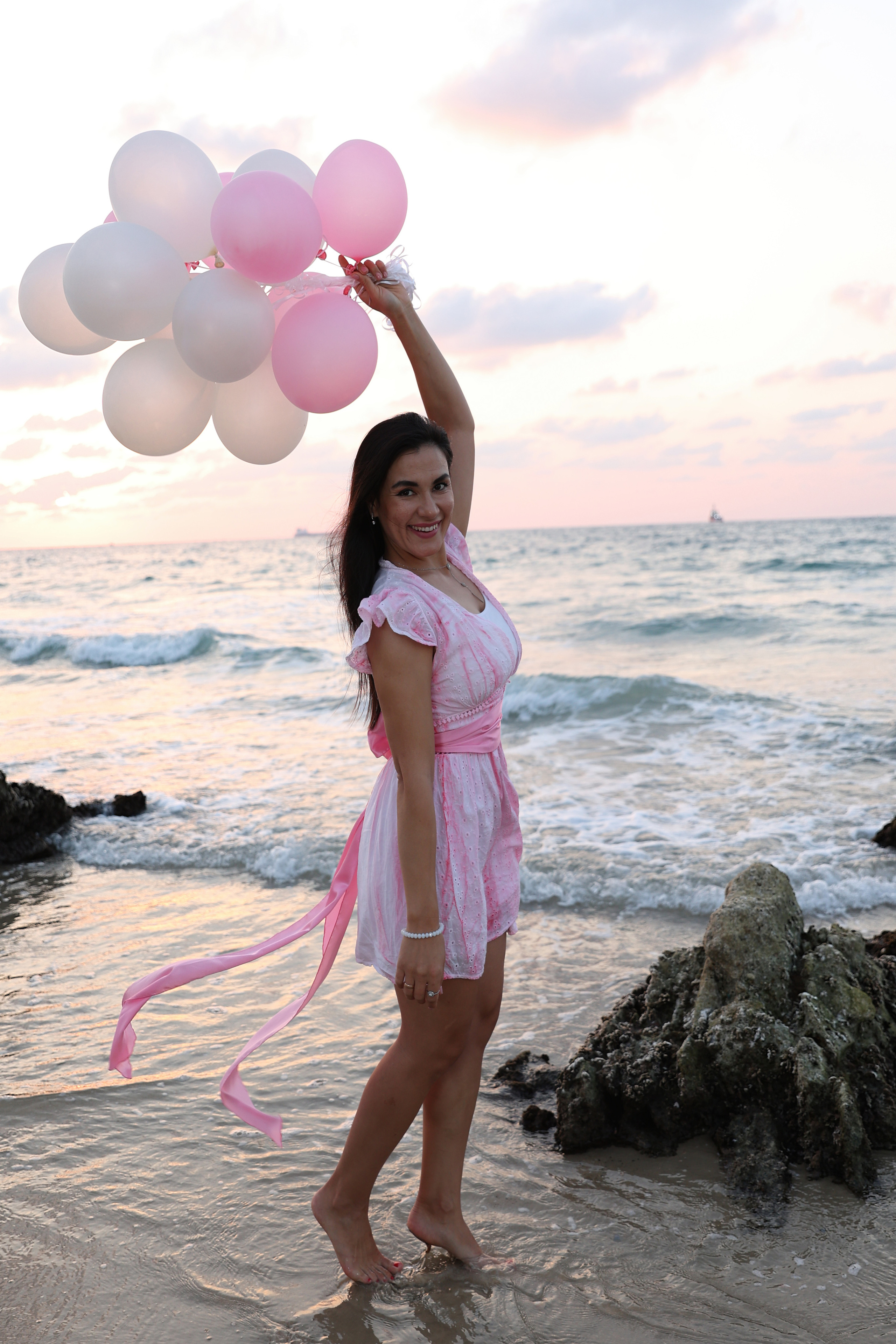 Portrait photoshoot on the sea. צלמת אירועים בוק בת מצווה נטלי טופילט