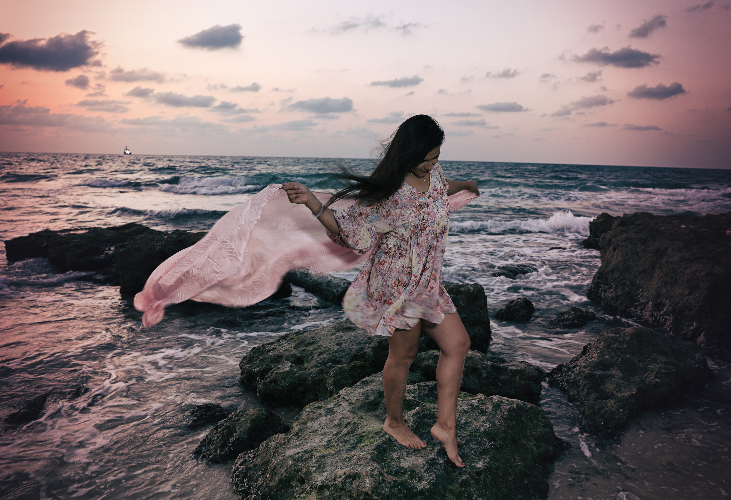 Portrait photoshoot on the sea. צלמת אירועים בוק בת מצווה נטלי טופילט