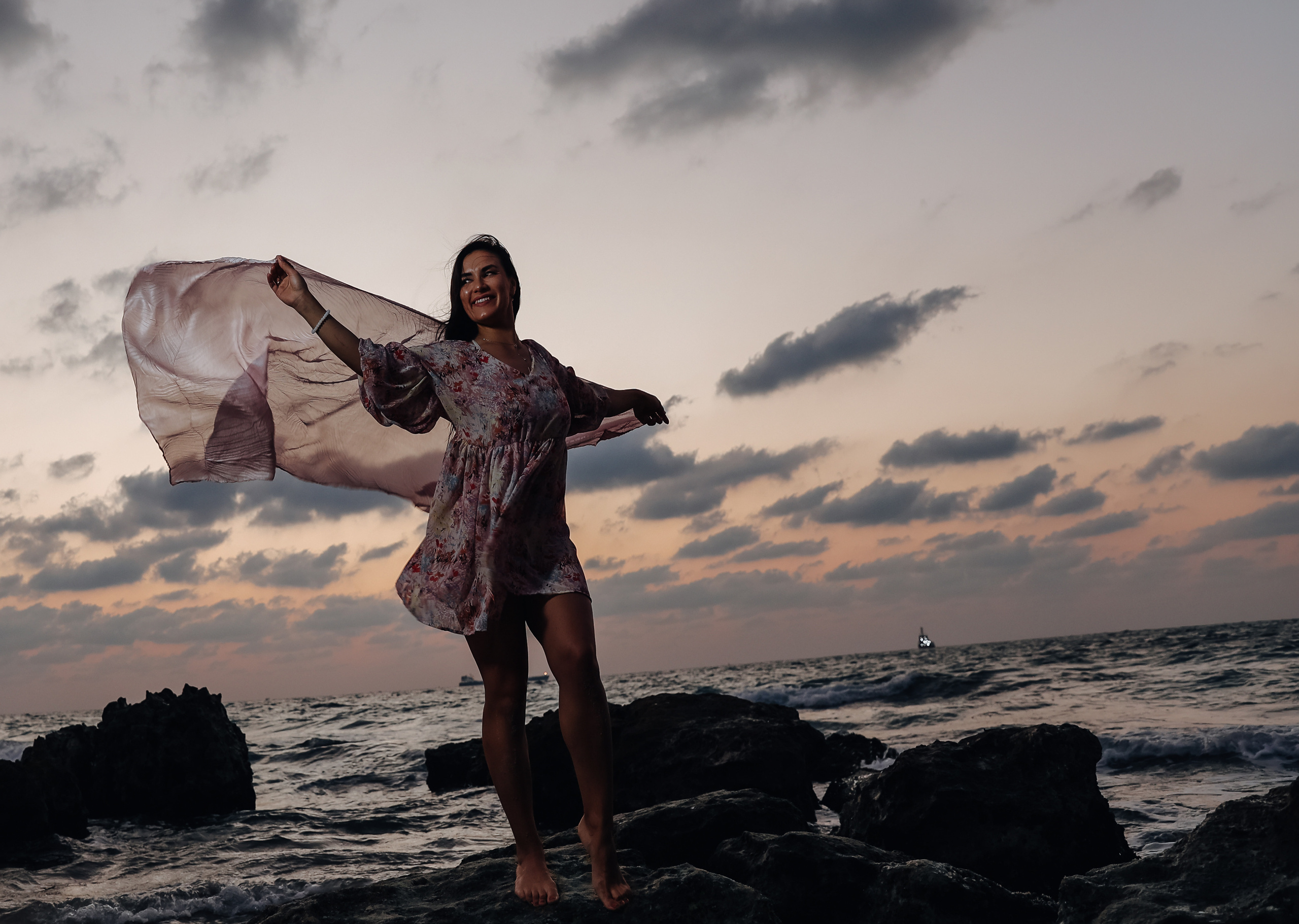 Portrait photoshoot on the sea. צלמת אירועים בוק בת מצווה נטלי טופילט