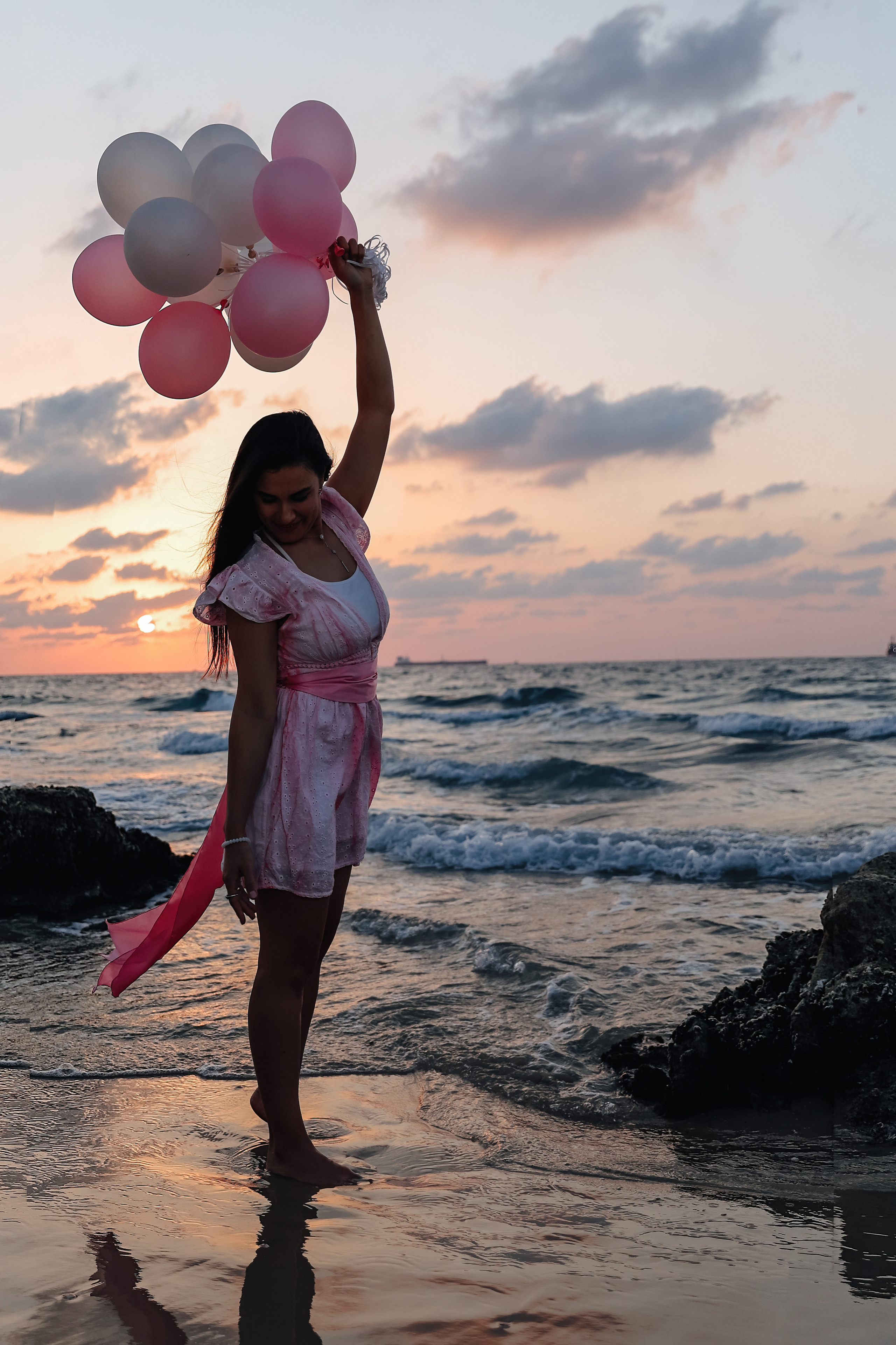 Portrait photoshoot on the sea. צלמת אירועים בוק בת מצווה נטלי טופילט