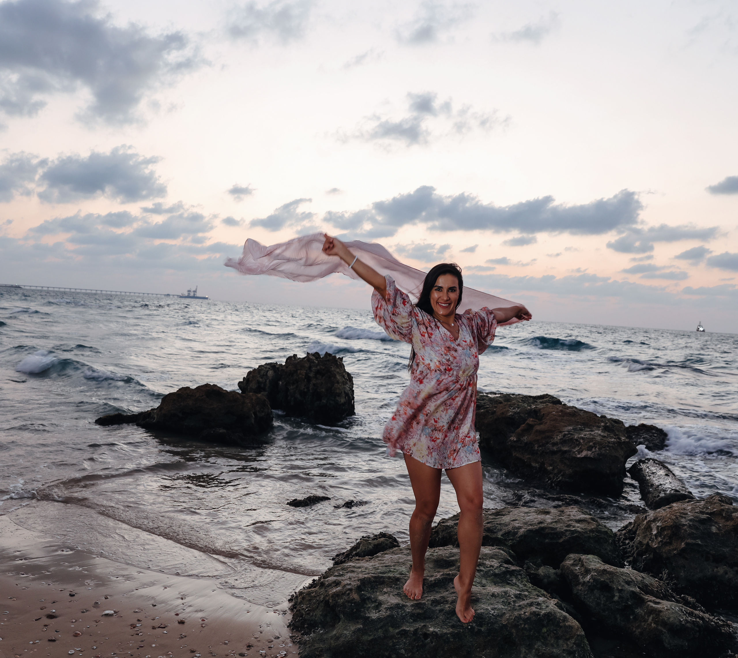 Portrait photoshoot on the sea. צלמת אירועים בוק בת מצווה נטלי טופילט