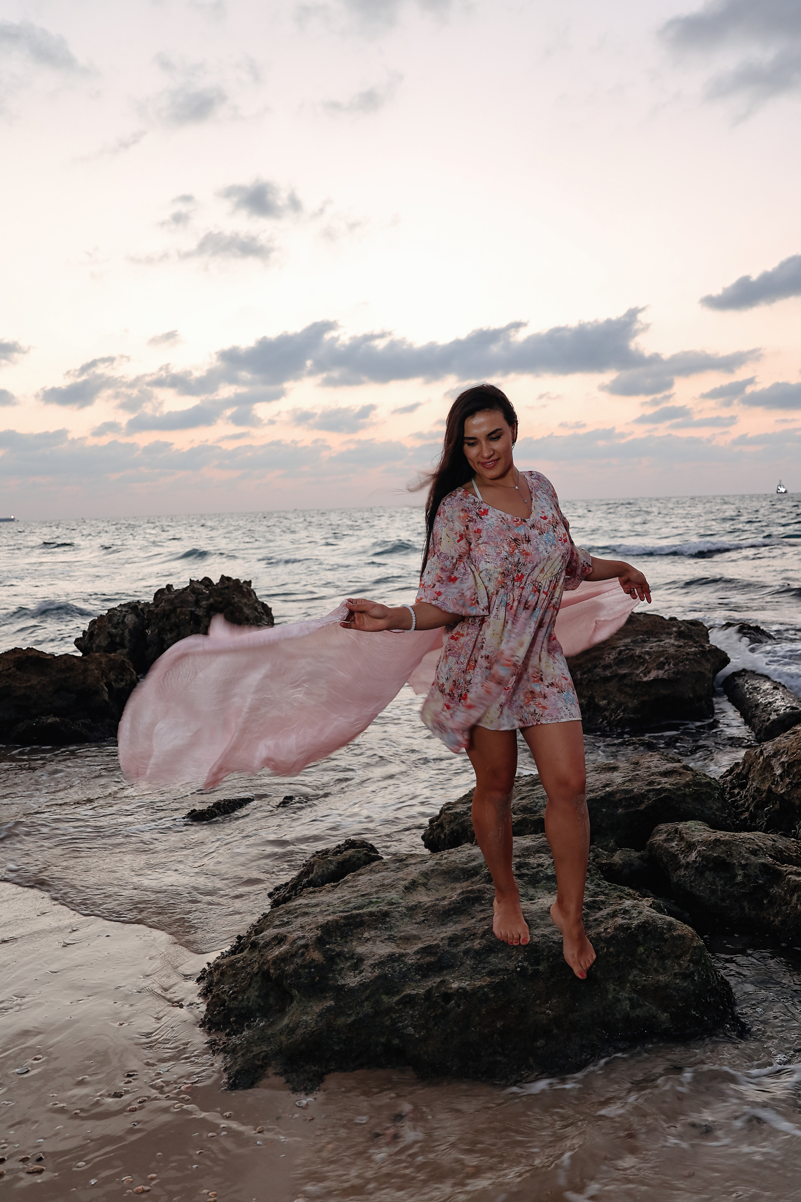 Portrait photoshoot on the sea. צלמת אירועים בוק בת מצווה נטלי טופילט