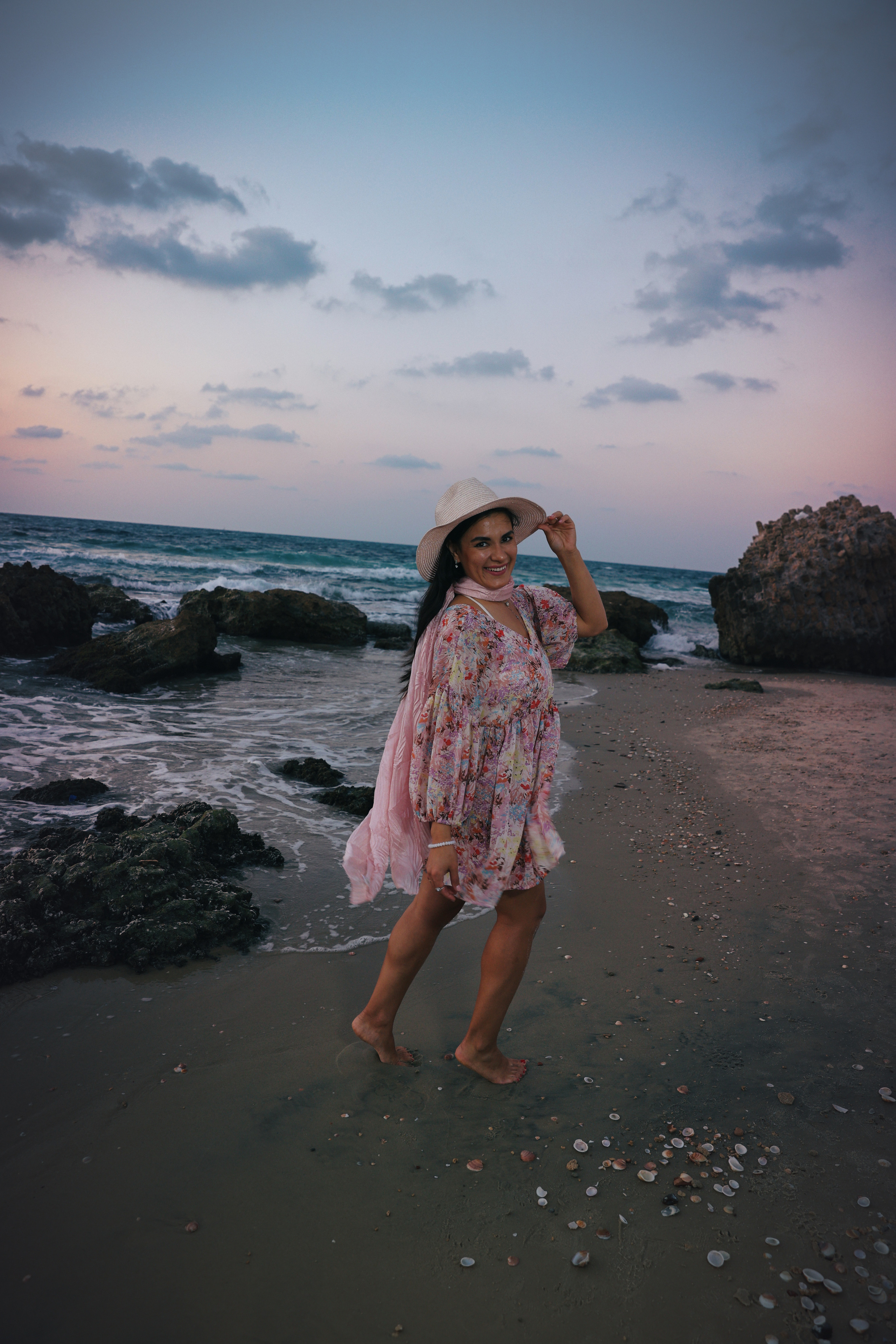 Portrait photoshoot on the sea. צלמת אירועים בוק בת מצווה נטלי טופילט